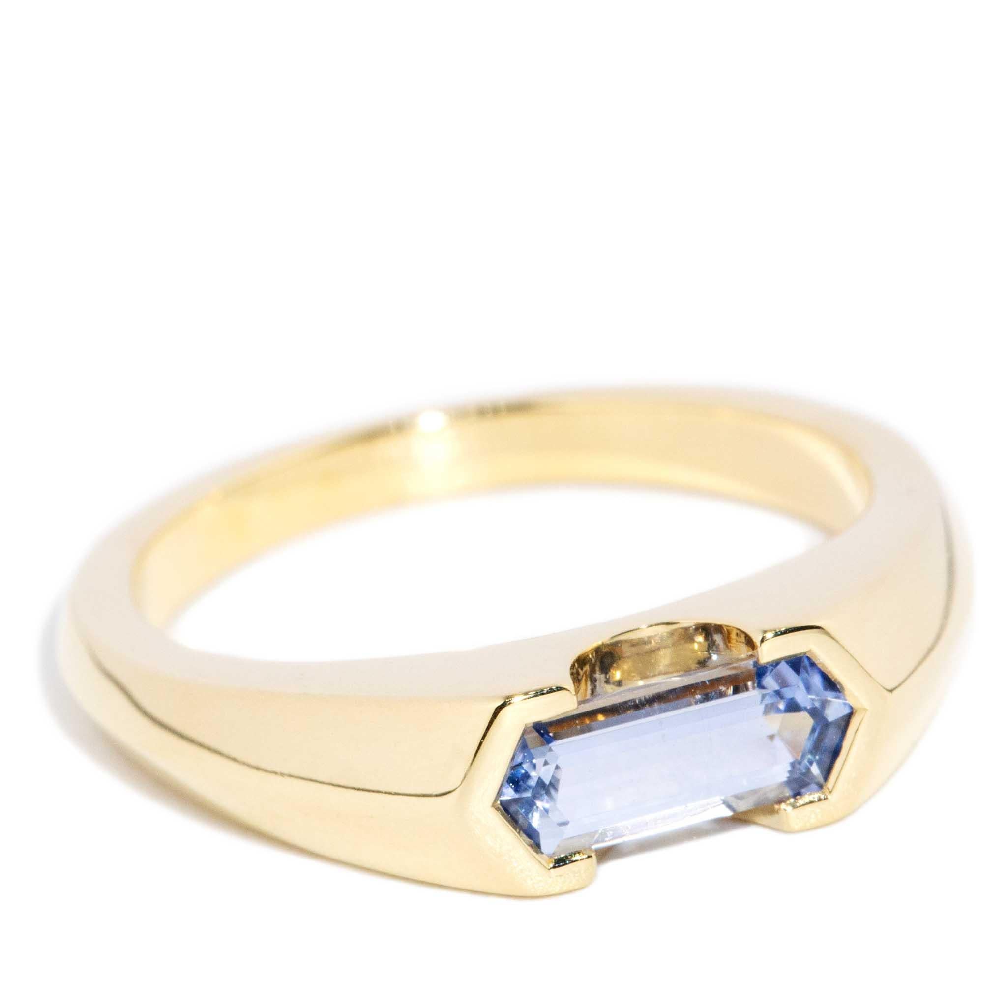 Taille hexagone Bague Contemporary 0.78ct Blue Sapphire Knife Edge Gold 18ct Gold en vente