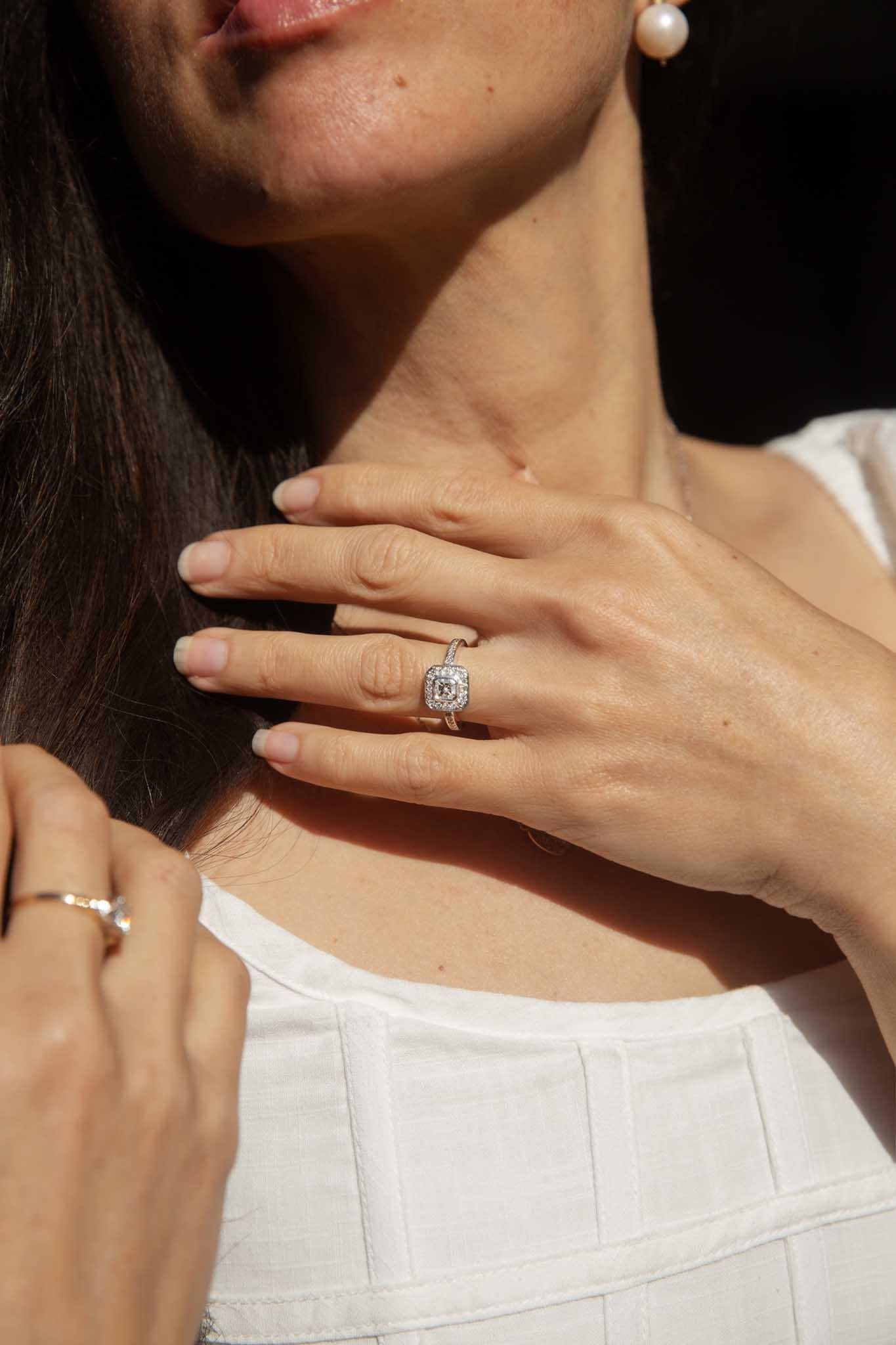 Unser Macie Ring aus 18 Karat Gold ist ein fröhlicher Festtagsring.  Ihre haloartige Fassung aus funkelnden Diamanten ruht auf den Schultern des Lichts.  Für die großen Anlässe des Lebens ist sie perfekt, sie ist schön und eindrucksvoll zugleich und