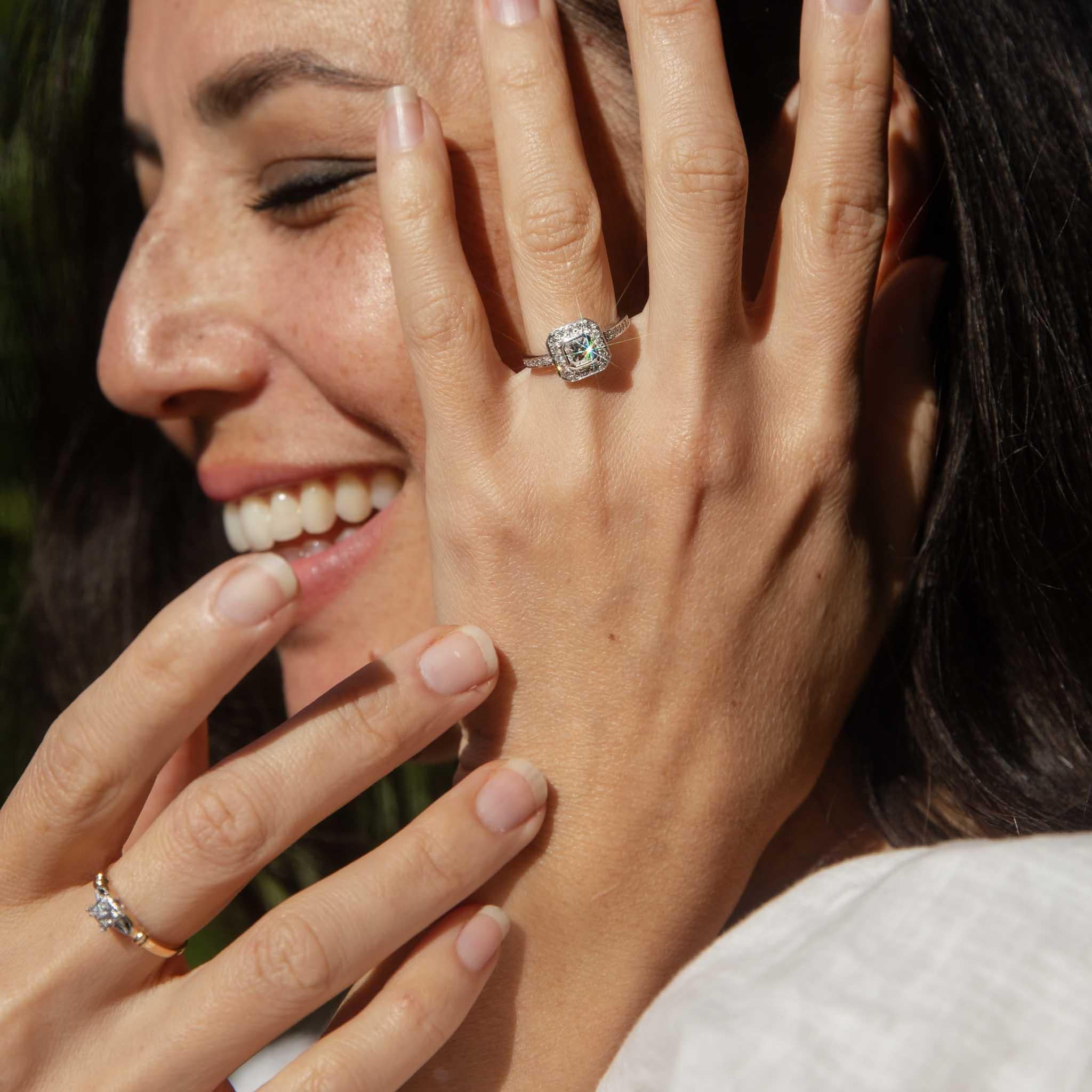 Contemporary 0,81 Karat Asscher Cut Diamant Cluster Ring 18 Karat Gold (Asscher-Schliff) im Angebot