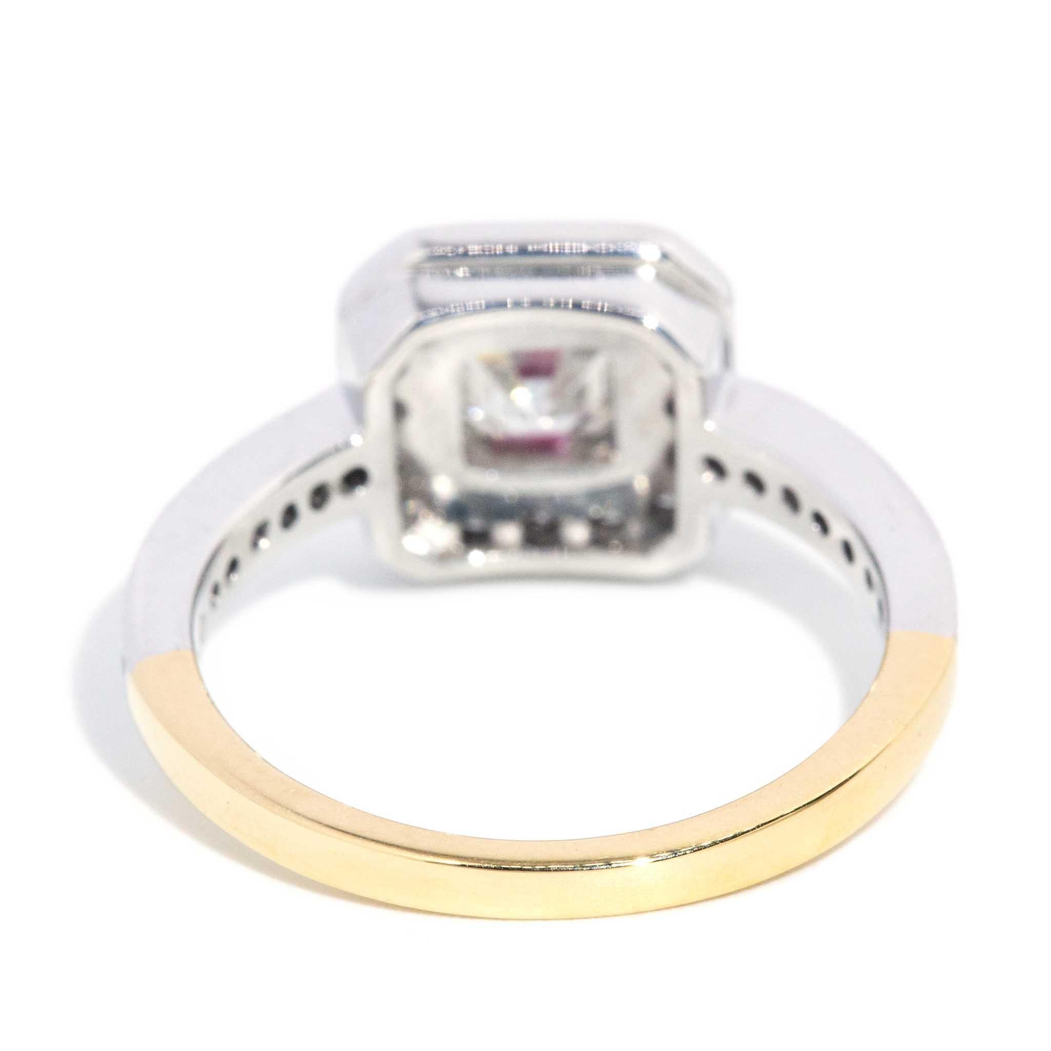 Contemporary 0,81 Karat Asscher Cut Diamant Cluster Ring 18 Karat Gold im Angebot 1