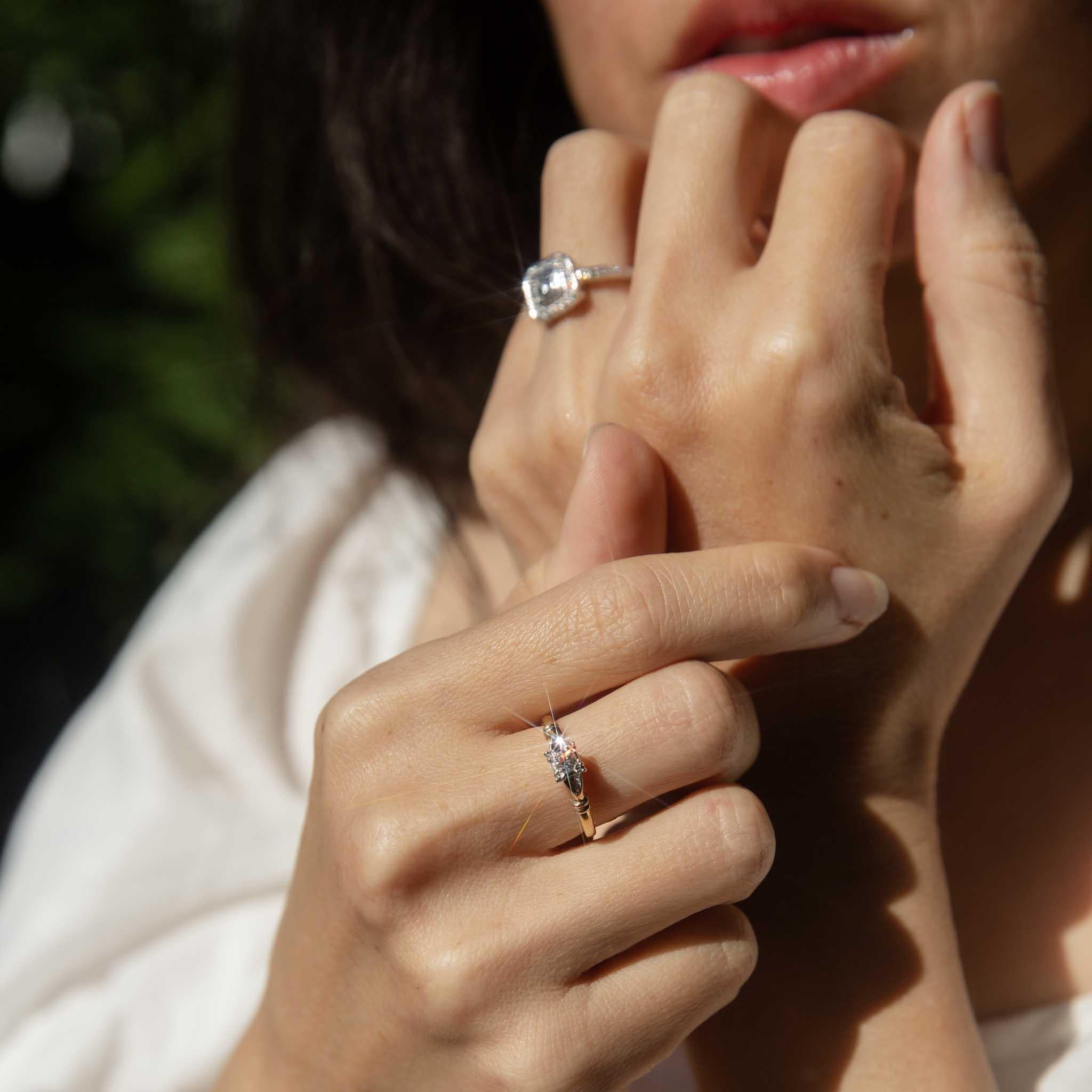 Contemporary 0,81 Karat Asscher Cut Diamant Cluster Ring 18 Karat Gold im Angebot 2