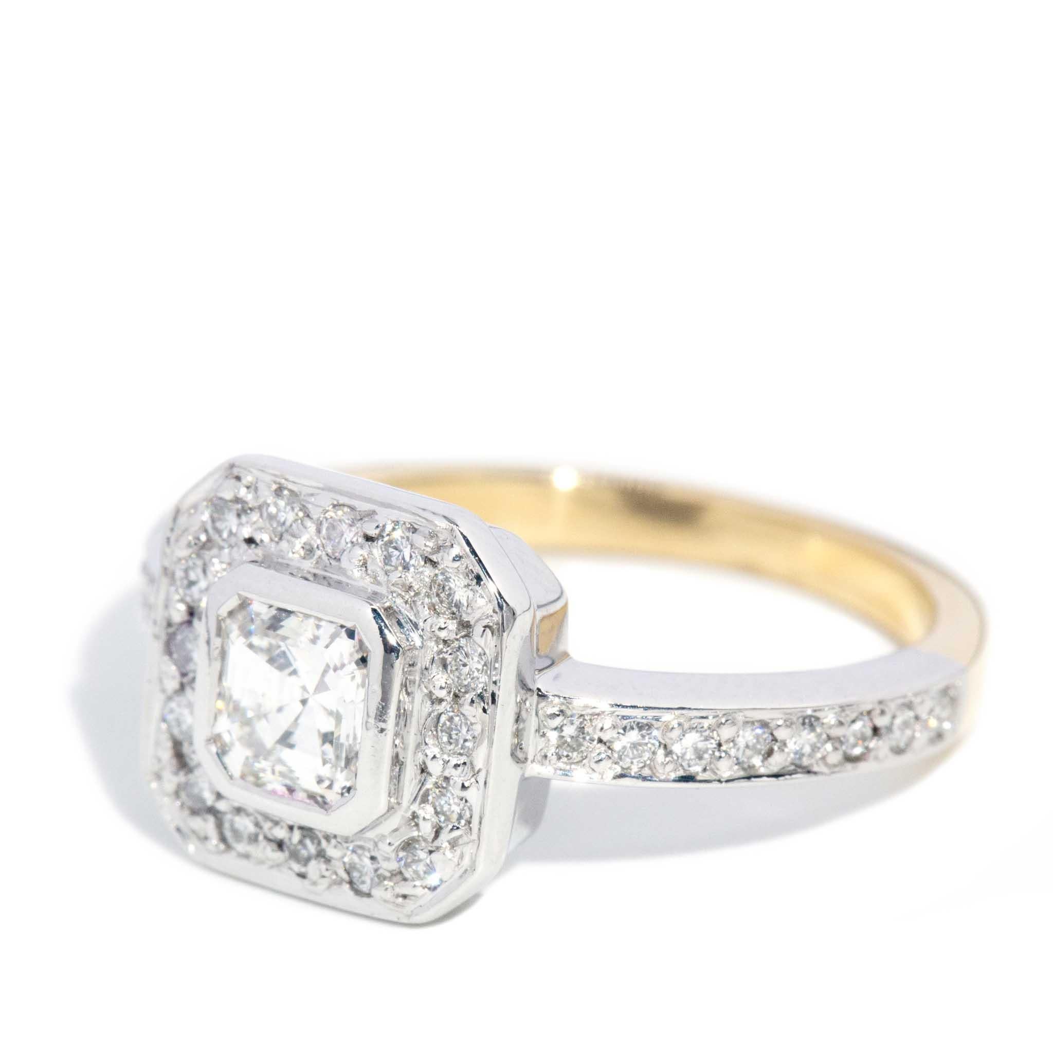 Contemporary 0,81 Karat Asscher Cut Diamant Cluster Ring 18 Karat Gold im Angebot 3