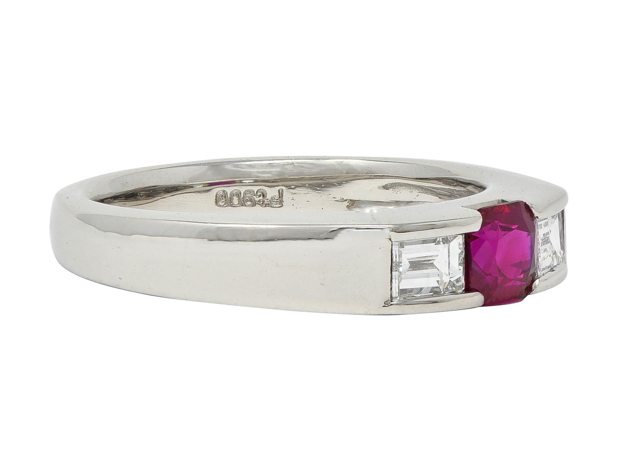Contemporary 0,82 CTW Rubin-Diamant-Platin-Ring mit drei Steinen (Kissenschliff) im Angebot