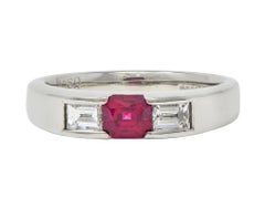 Contemporary 0.82 CTW Ruby Diamond Platinum Three Stone Ring (bague à trois pierres en platine avec rubis et diamants)