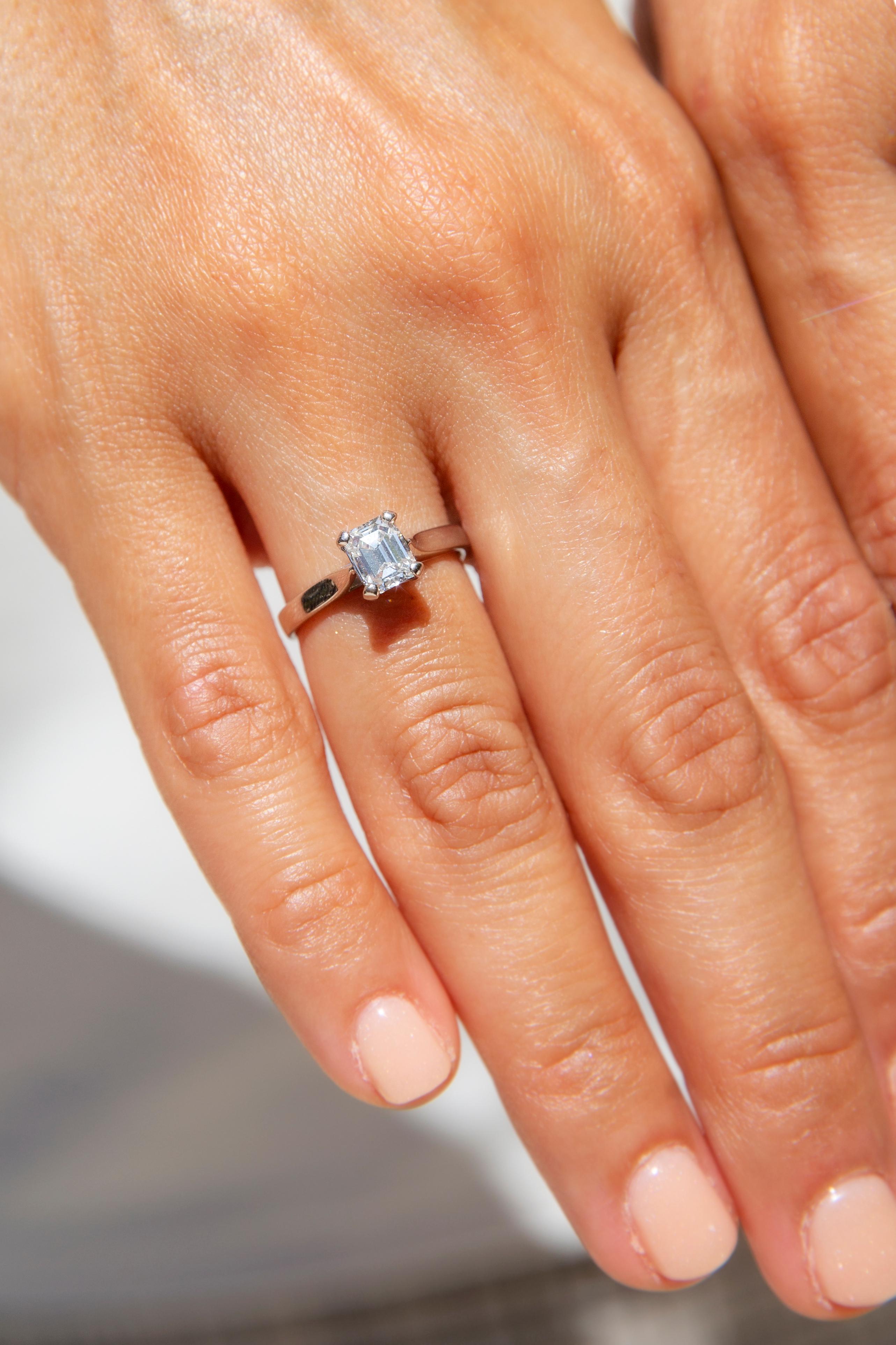 Contemporary 0.83 Carat Emerald Cut Diamond Platinum Solitaire Engagement Ring For Sale 3