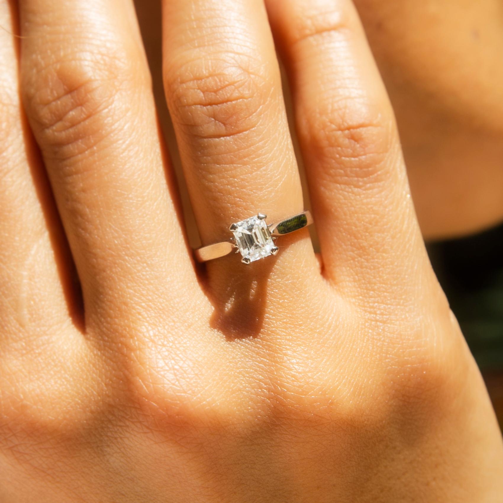 Contemporary 0.83 Carat Emerald Cut Diamond Platinum Solitaire Engagement Ring For Sale 4