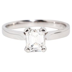 Anello di fidanzamento solitario in platino con diamante taglio smeraldo da 0,83 carati