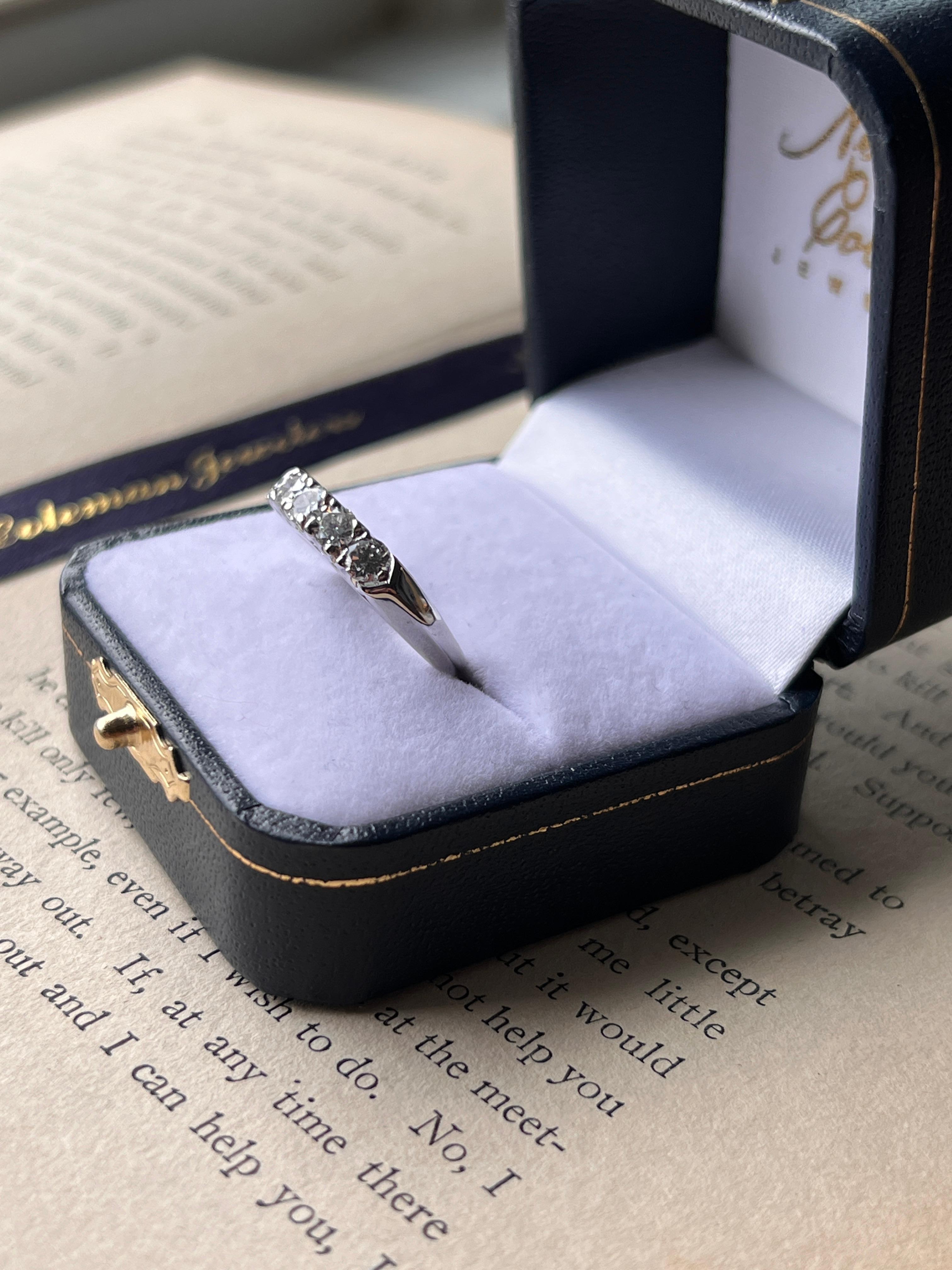 Contemporary 0.85TCW Diamond & 14k White Gold 5 Stone Wedding/Anniversary Band In Good Condition For Sale In Towson, MD