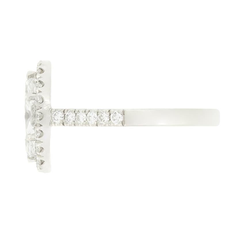 Zeitgenössischer 0,86ct Diamant Halo Ring (Marquiseschliff) im Angebot