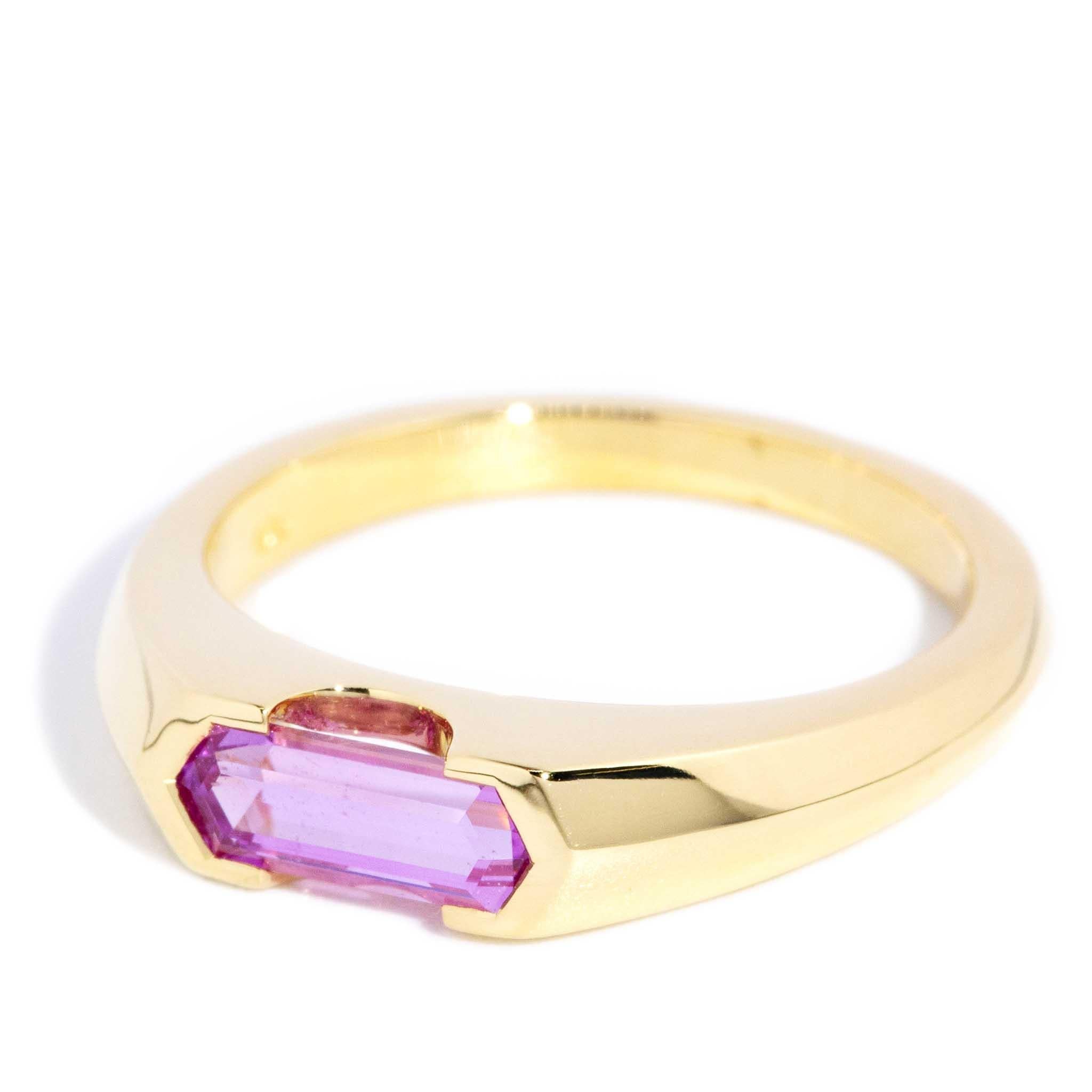 Contemporain Bague Contemporary 0.88ct Pink Sapphire Knife Edge Gold 18ct Yellow Gold en vente