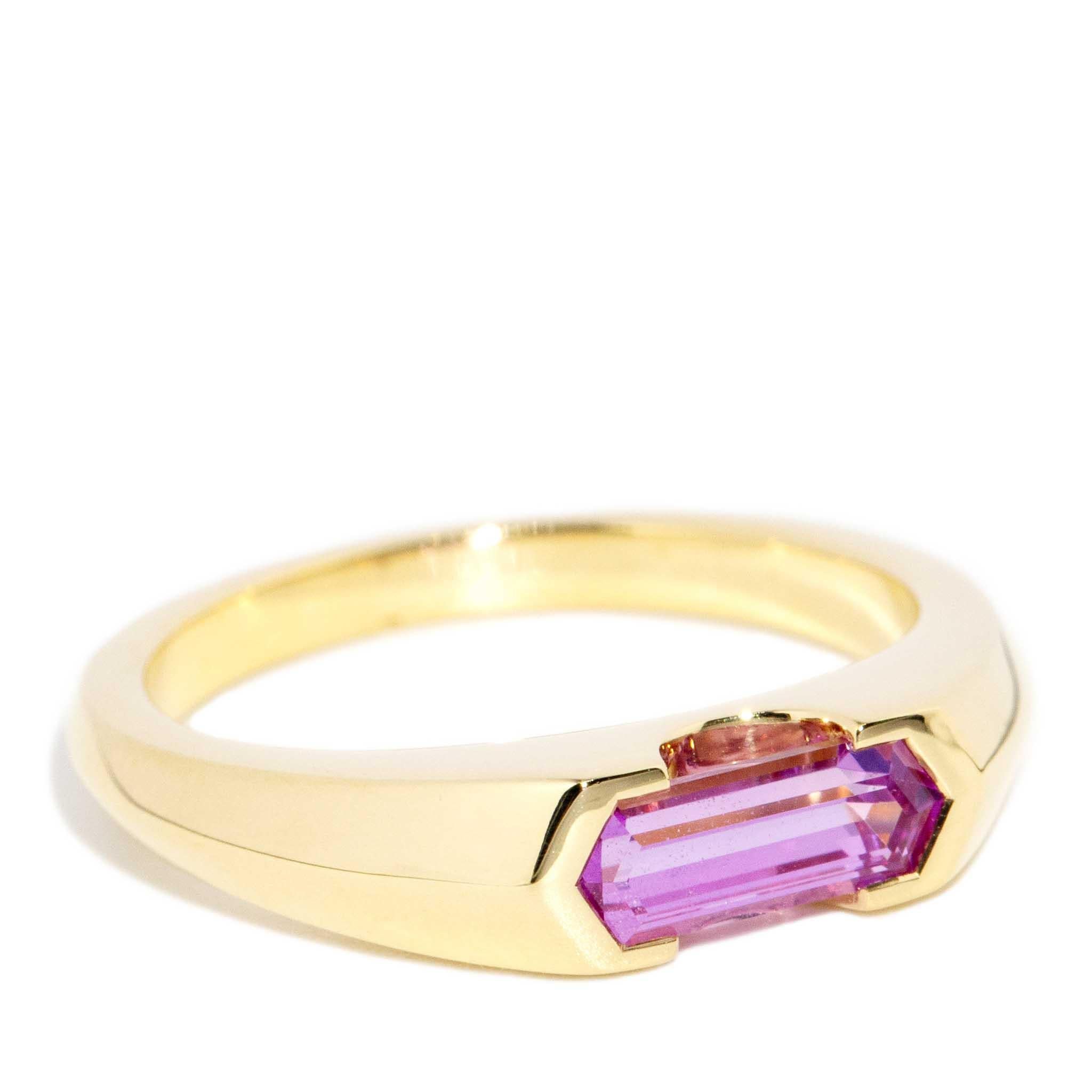 Taille hexagone Bague Contemporary 0.88ct Pink Sapphire Knife Edge Gold 18ct Yellow Gold en vente