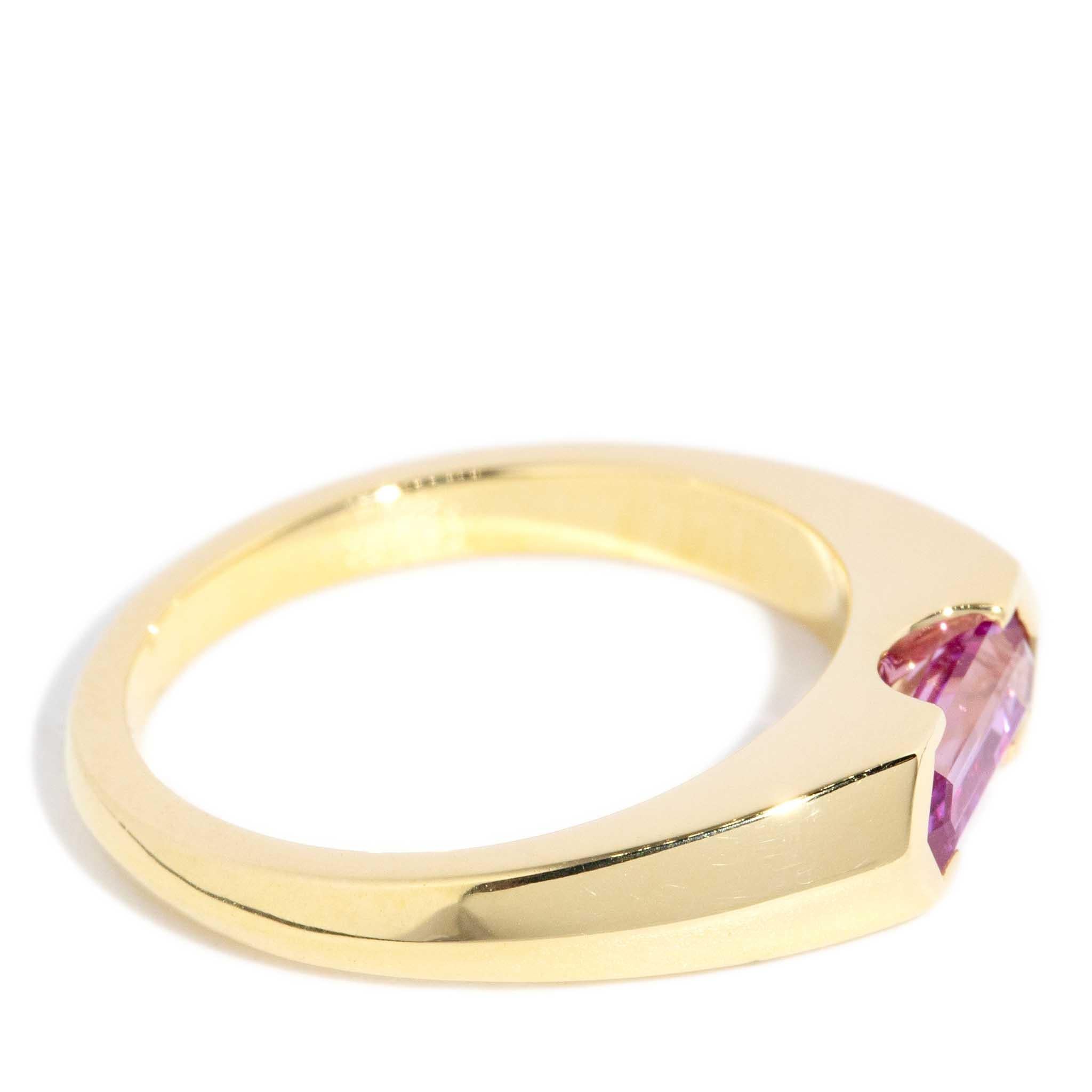 Bague Contemporary 0.88ct Pink Sapphire Knife Edge Gold 18ct Yellow Gold Pour femmes en vente