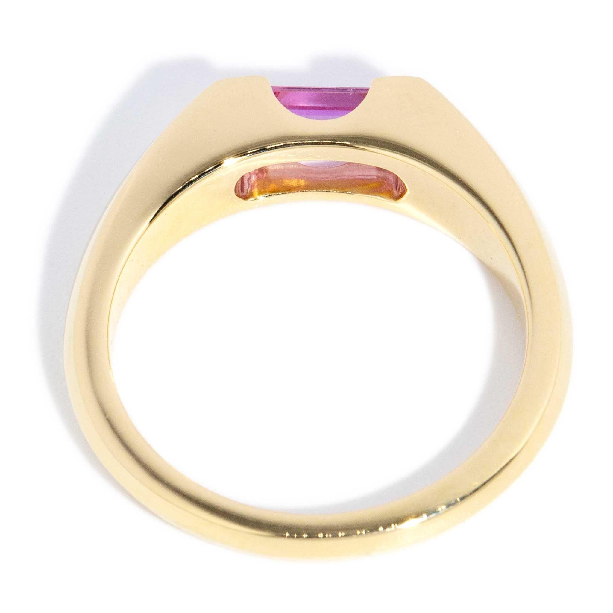Bague Contemporary 0.88ct Pink Sapphire Knife Edge Gold 18ct Yellow Gold en vente 2