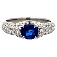 Anello contemporaneo con zaffiro blu ovale da 0,89 e diamanti in oro bianco 18 carati