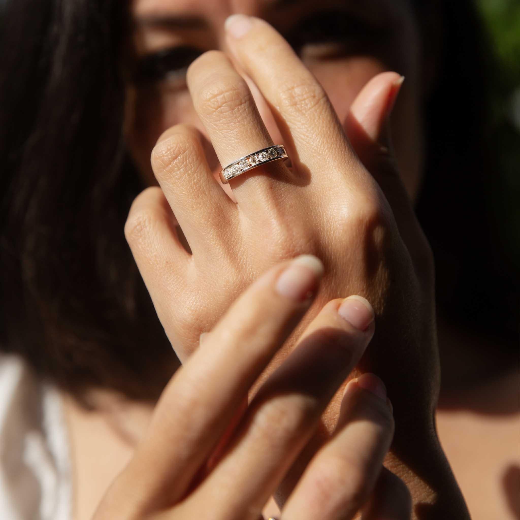 Brilliant Cut Contemporary 0.90 Carat Brilliant Diamond Eternity Ring 18 Carat White Gold For Sale