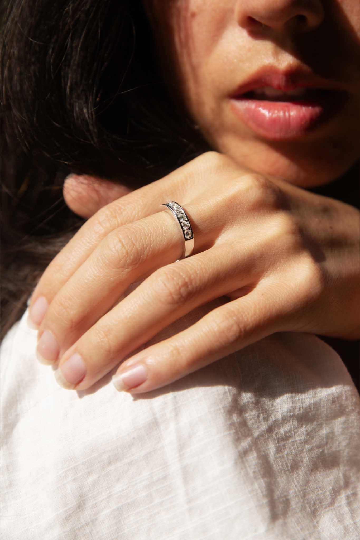 Contemporary 0.90 Carat Brilliant Diamond Eternity Ring 18 Carat White Gold For Sale 2