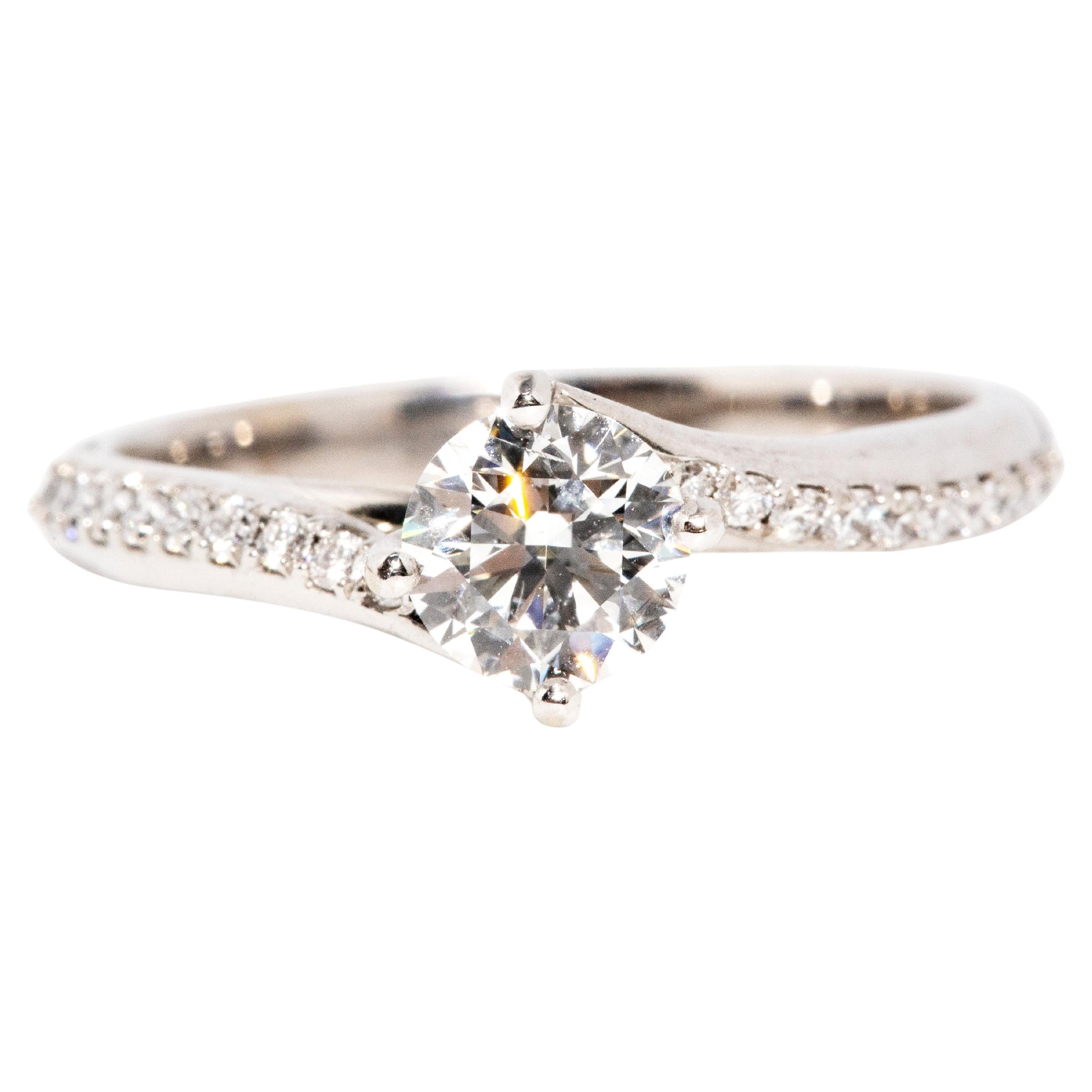 Contemporary 0.90 Carat Diamond Crossover Engagement Ring 18 Carat White Gold For Sale
