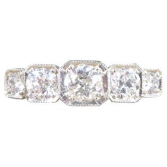 Bague contemporaine à cinq pierres géométriques serties de diamants de 0,90 carat en platine