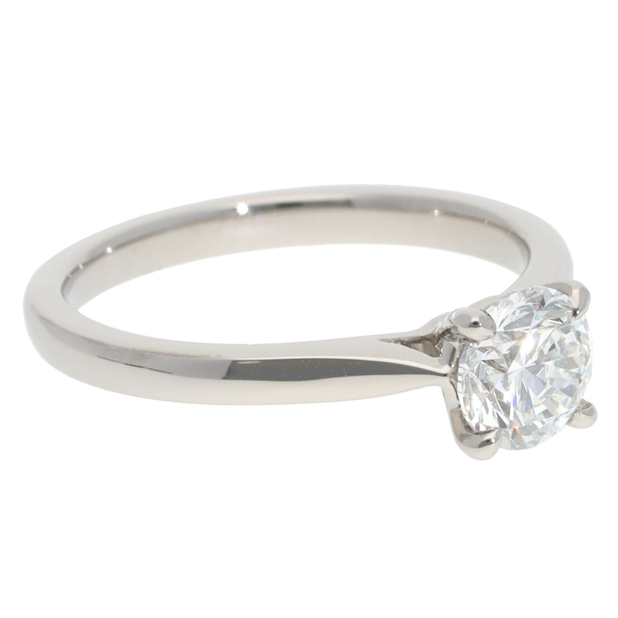 Ein eleganter, zeitgenössischer Solitär-Diamantring in Platinfassung.

Der Ring ist ausschließlich mit einem schönen runden Diamanten im Brillantschliff besetzt. Der Diamant ist in der Mitte in einer V-förmigen Doppelfassung gefasst, die schön in