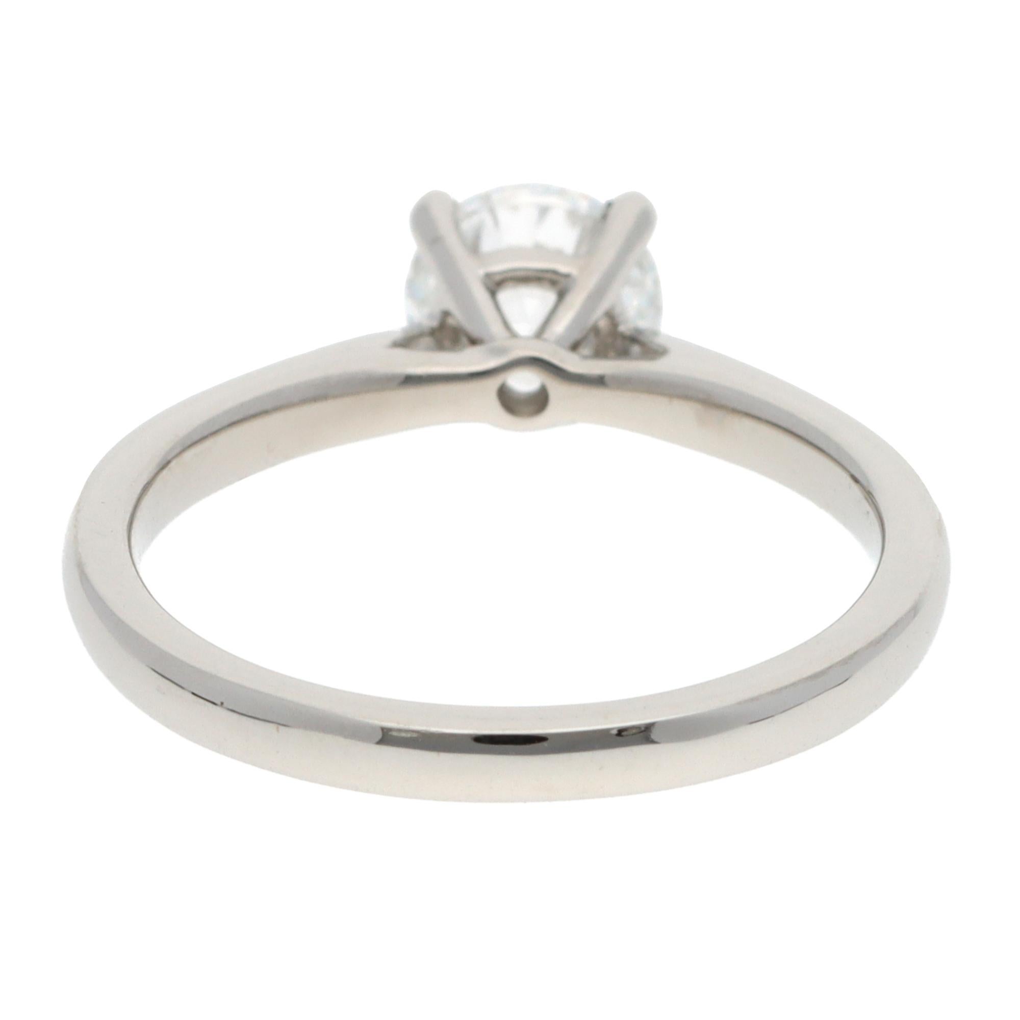 Zeitgenössischer 0,90ct GIA zertifizierter Diamant Solitär Ring (Brillantschliff) im Angebot