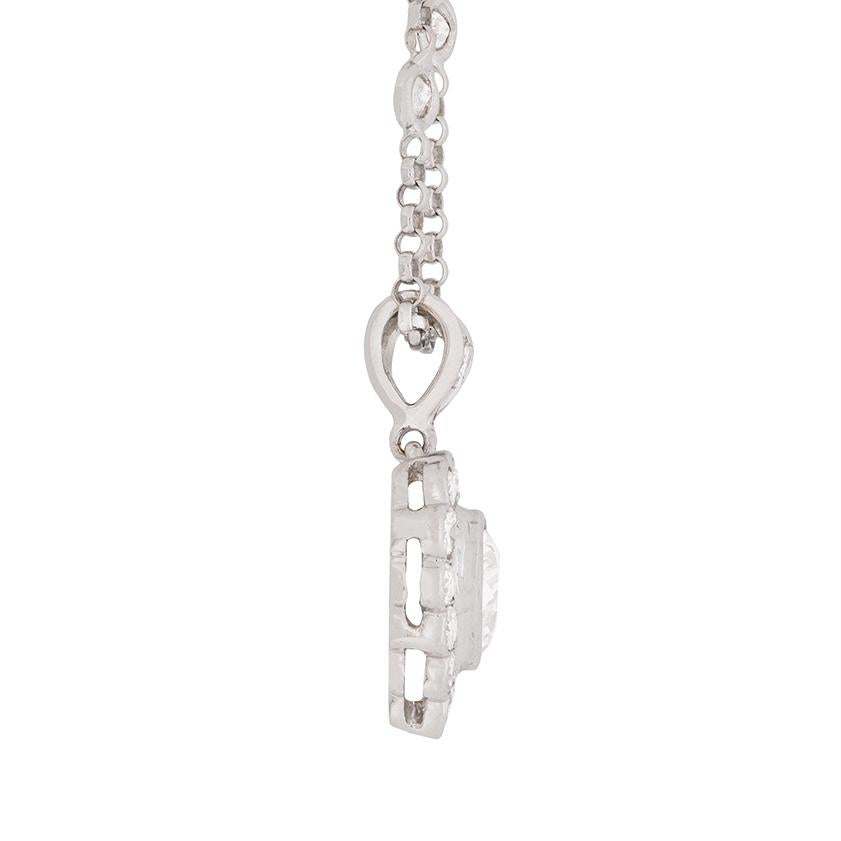 Taille brillant Pendentif Contemporary 0.91ct Heart Shaped Diamond avec chaîne en diamant en vente