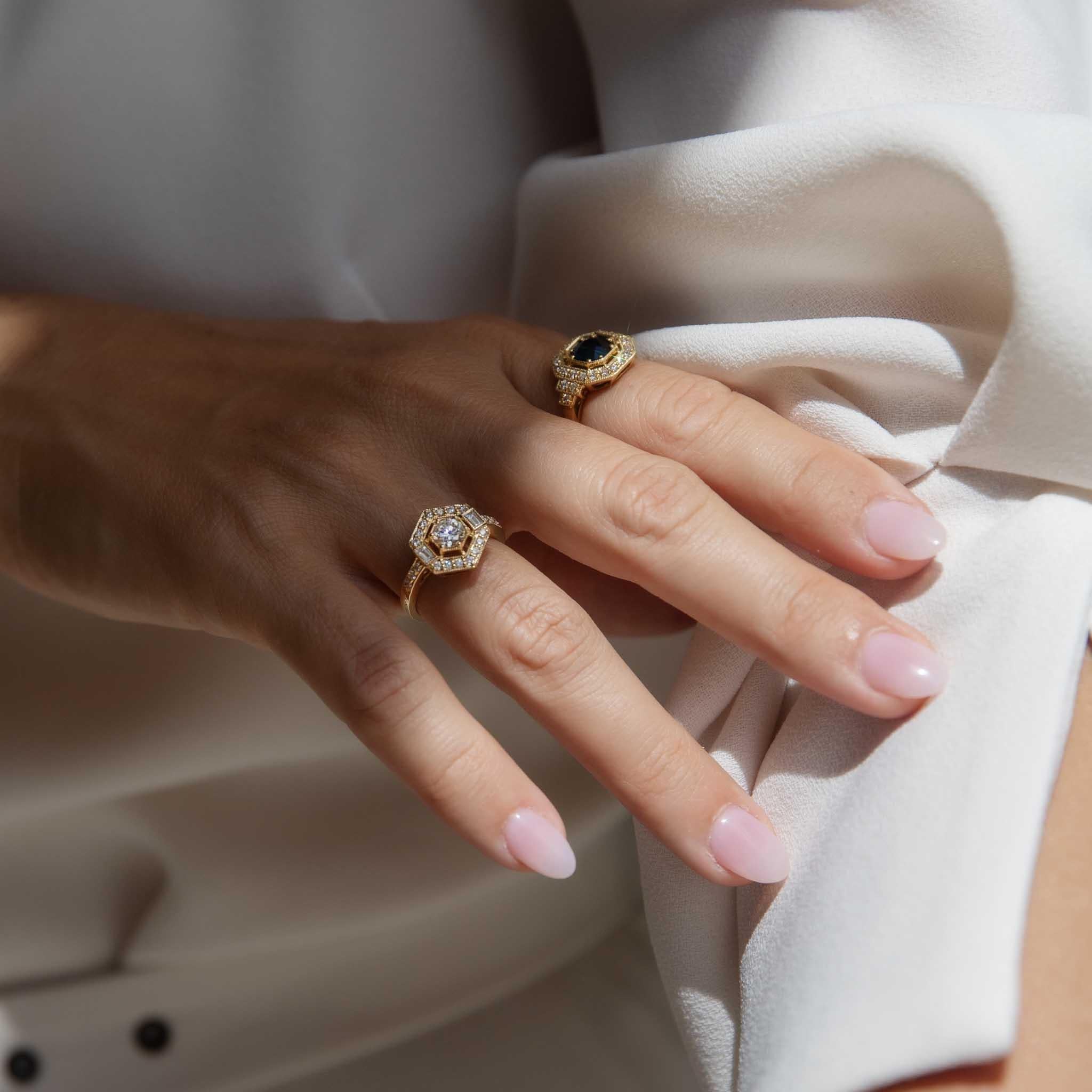 Anello contemporaneo esagonale con diamante da 0,95 carati in oro giallo 18 carati in vendita 4