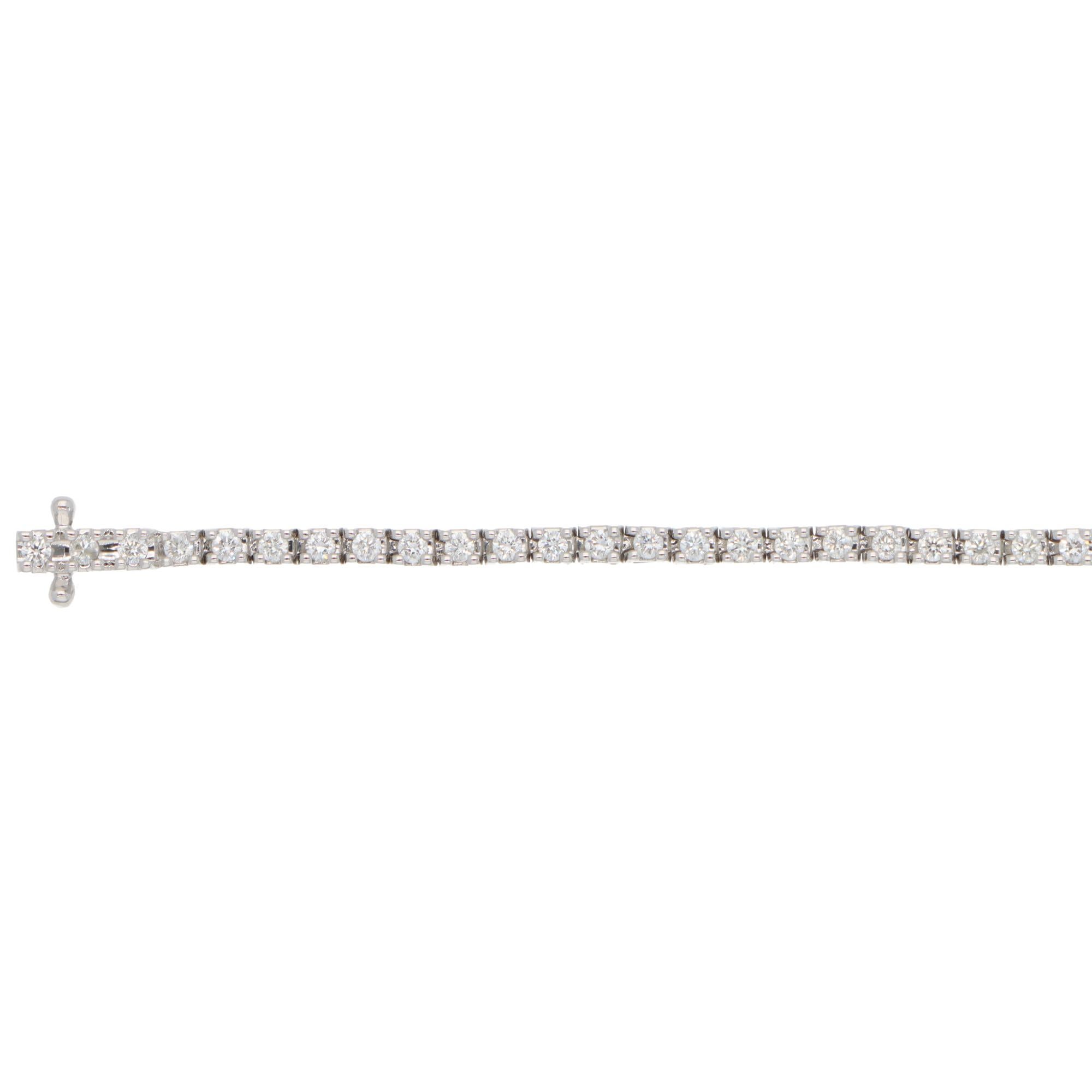 Modern Contemporary 0.97ct Diamond Line Tennis Bracelet in White Gold For Sale