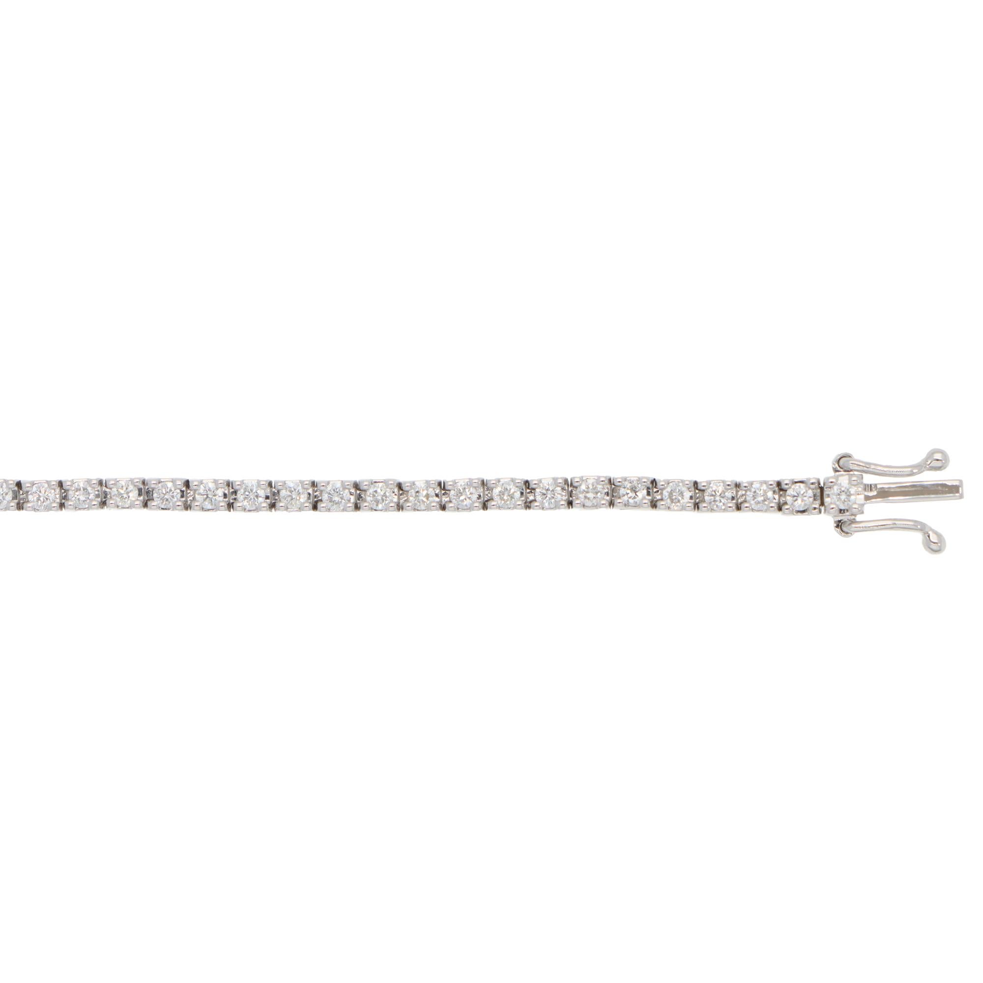 Brilliant Cut Contemporary 0.97ct Diamond Line Tennis Bracelet in White Gold For Sale