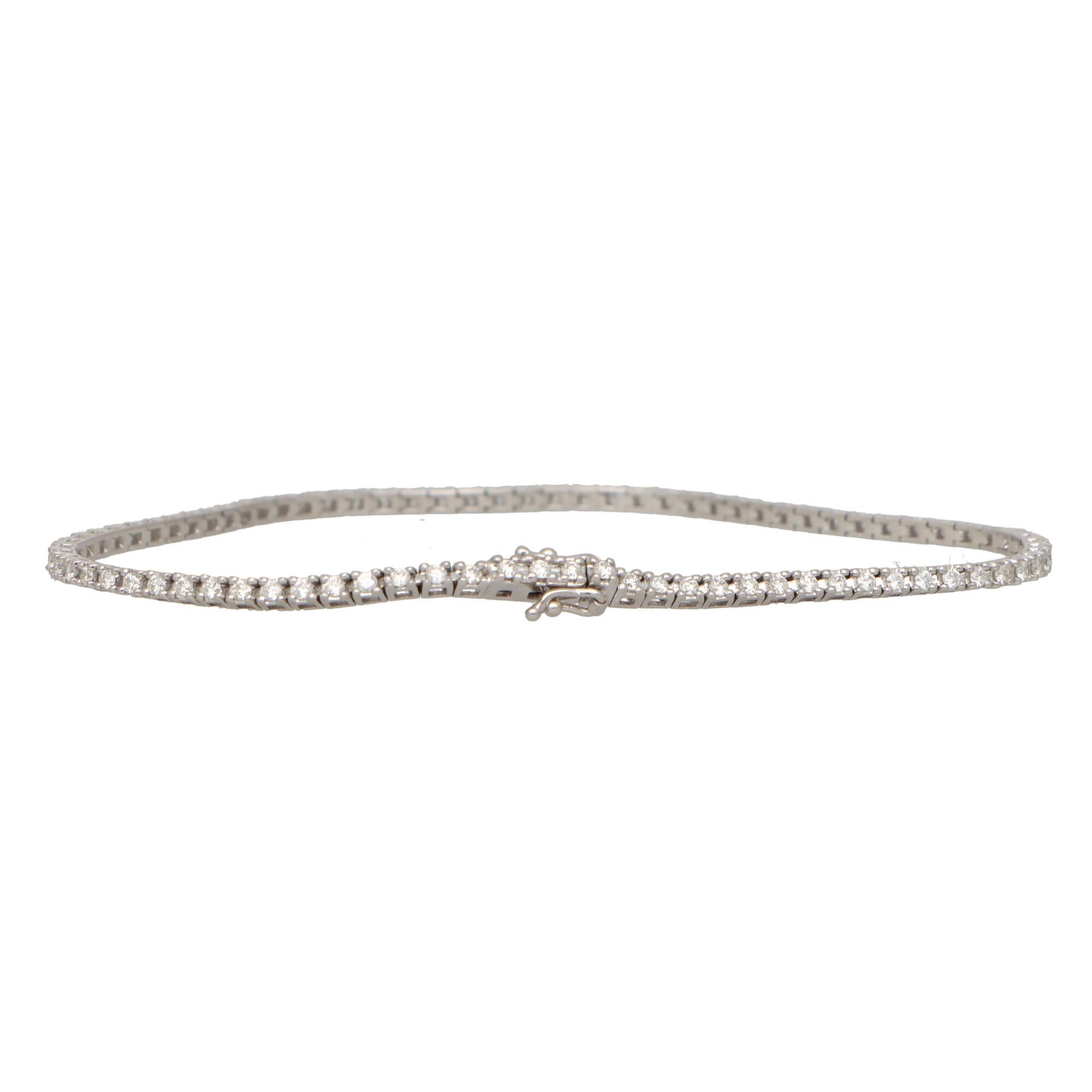 Taille ronde Bracelet de tennis contemporain en or blanc 18 carats et diamants de 0,99 ct. en vente