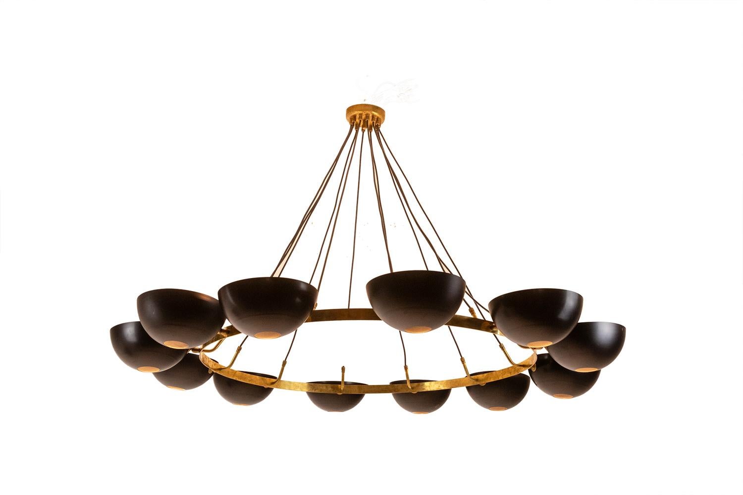 10-flammiger Kronleuchter mit Rahmen aus patiniertem Messing und durchbrochenen, schwarz lackierten Metallschalen.

Zeitgenössische italienische Handwerkskunst, kleine Produktionsserie.

Der Kronleuchter ist in der Höhe verstellbar. Es werden 10