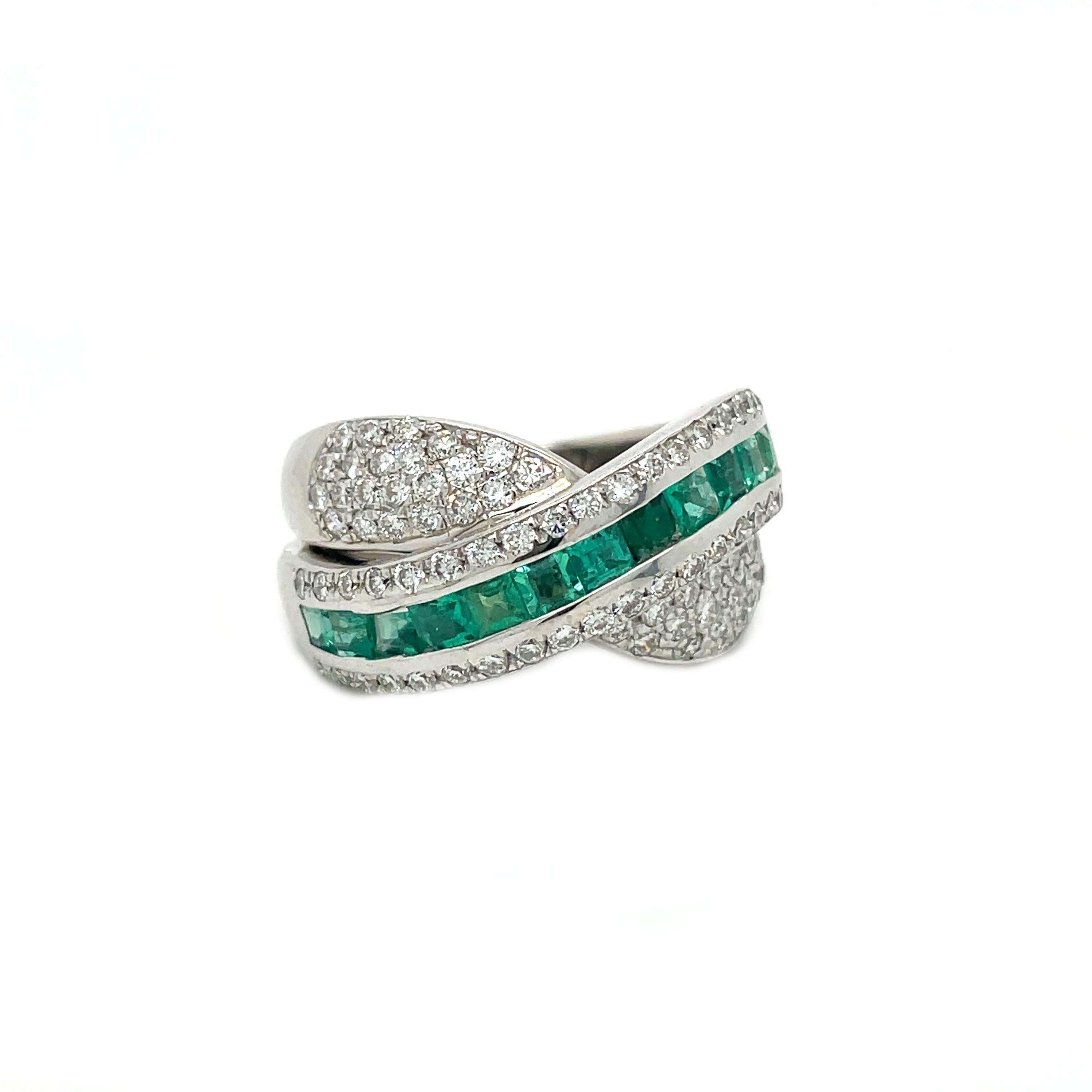 Contemporary 1.00+ Carat Emerald and Diamond Statement Ring In Excellent Condition For Sale In Lexington, KY