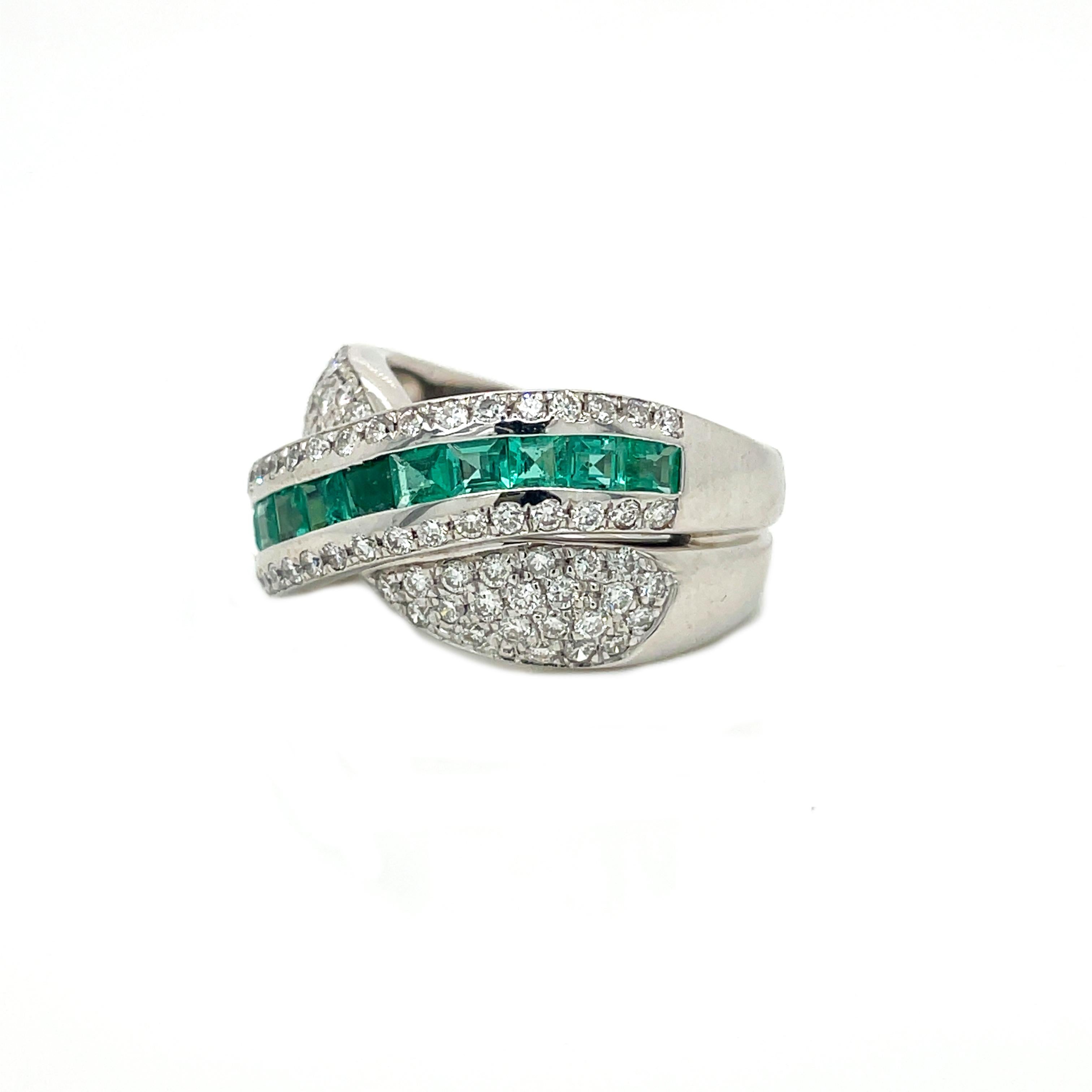 Contemporary 1.00+ Carat Emerald and Diamond Statement Ring For Sale 3