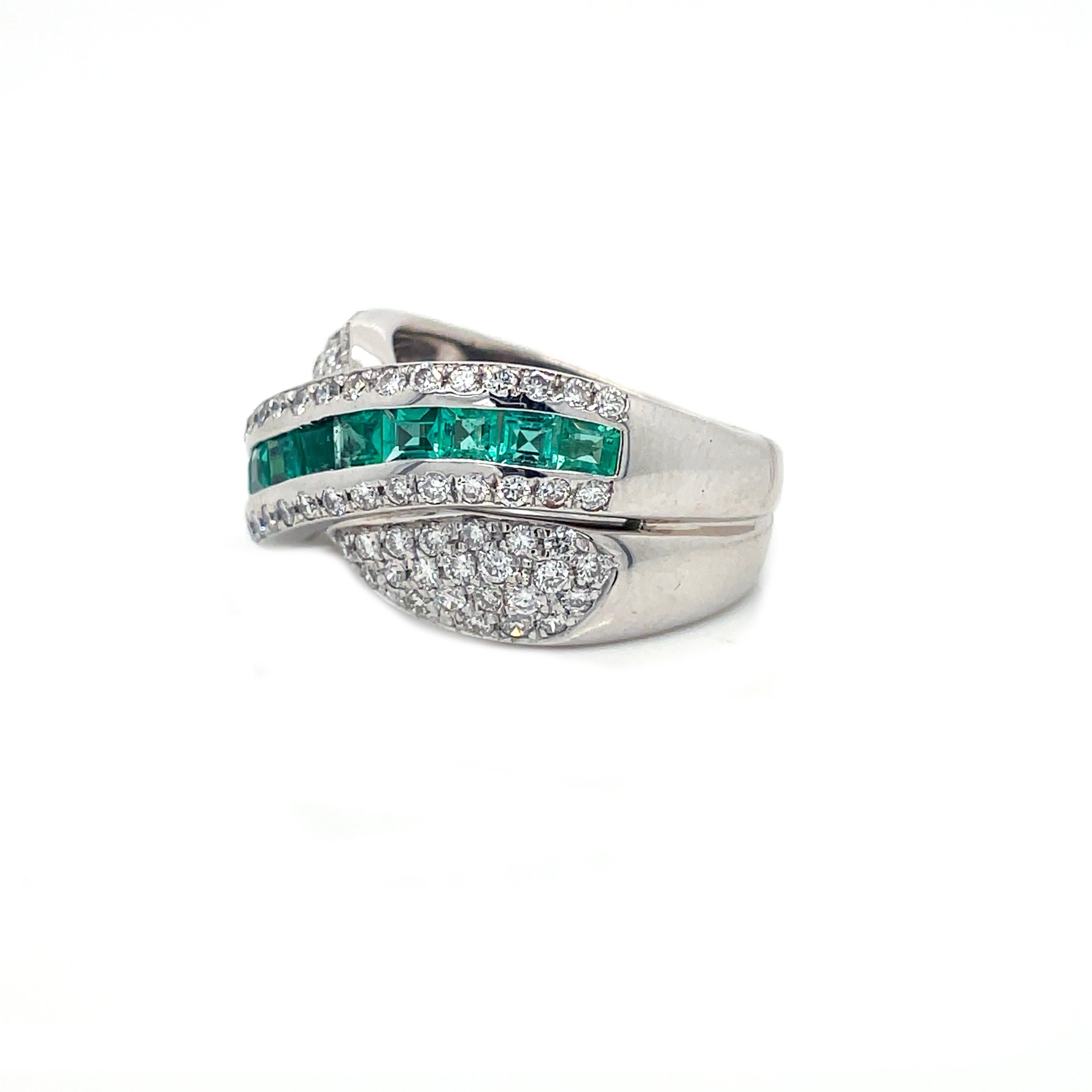 Contemporary 1.00+ Carat Emerald and Diamond Statement Ring For Sale 4