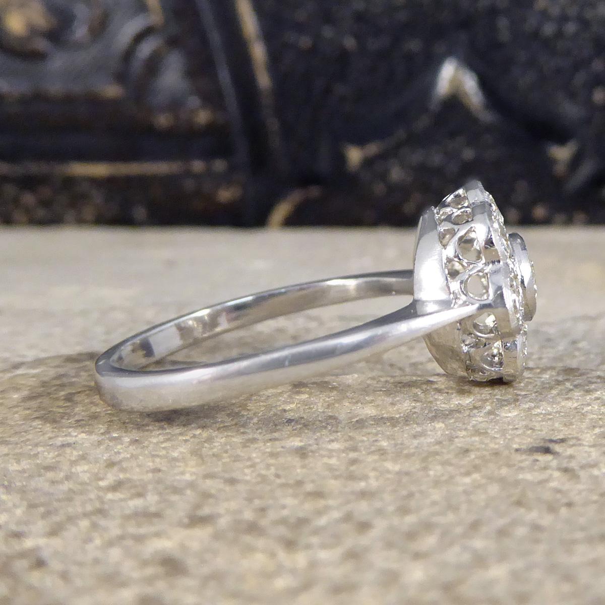 Edwardian Contemporary 1.00ct Brilliant Cut Diamond Set Daisy Cluster Ring in Platinum