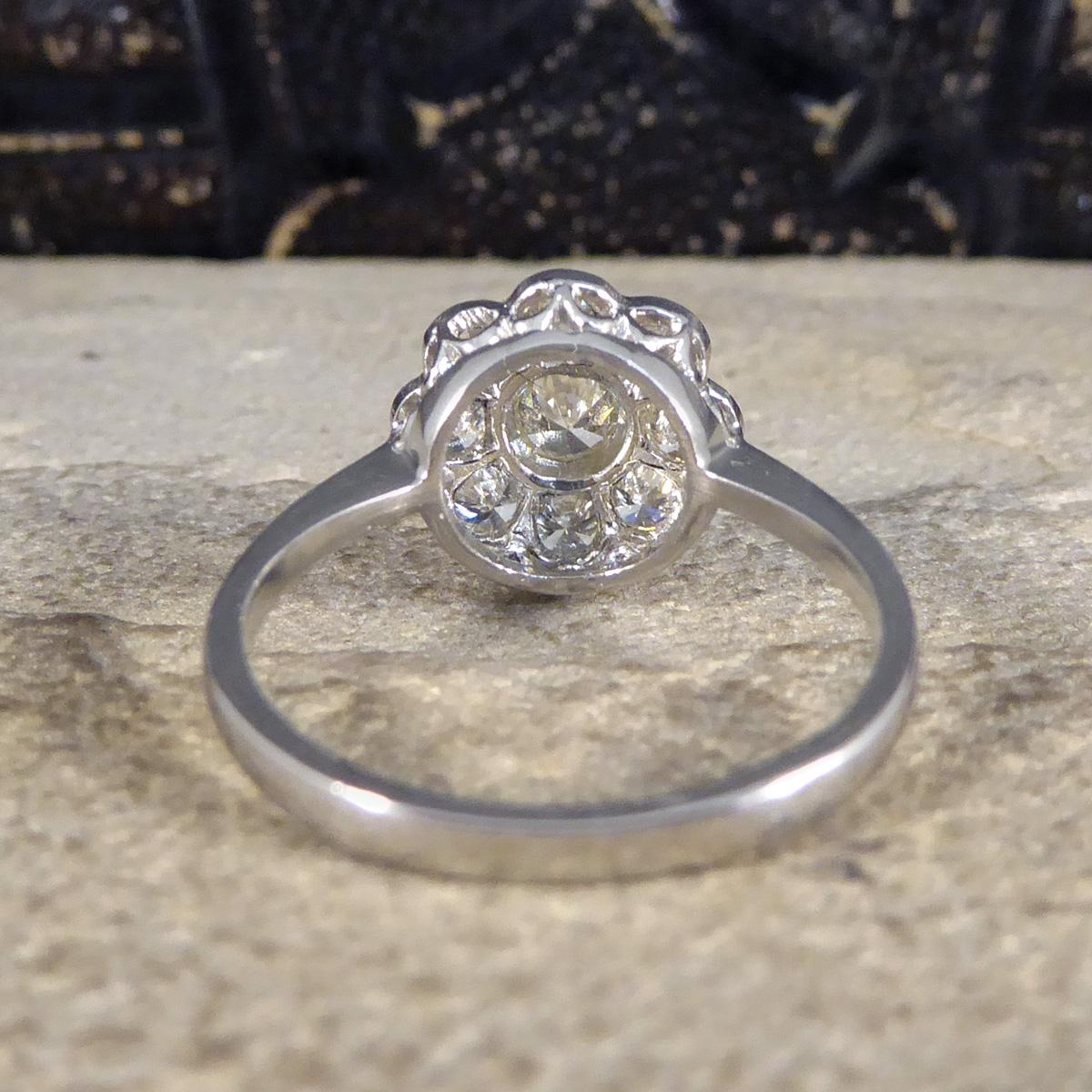 Contemporary 1.00ct Brilliant Cut Diamond Set Daisy Cluster Ring in Platinum In Excellent Condition In Yorkshire, West Yorkshire
