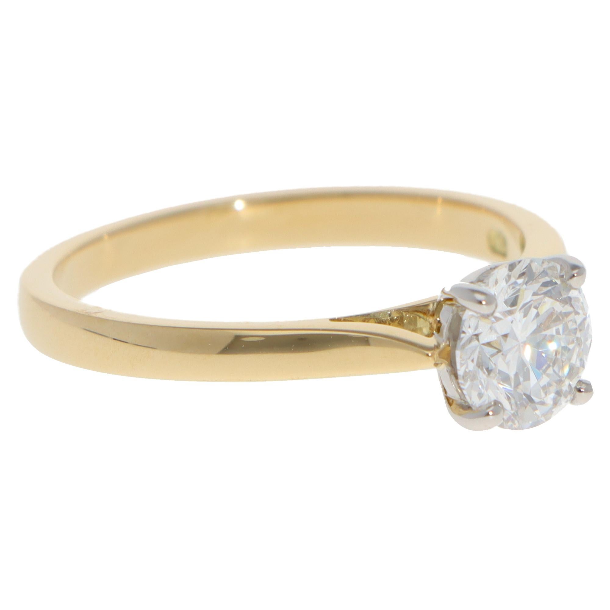 Ein eleganter, moderner Solitär-Diamantring in 18 Karat Gelbgold und Platin.

Der Ring ist ausschließlich mit einem schönen runden Diamanten im Brillantschliff besetzt. Der Diamant ist in einer V-förmigen Platinfassung mit doppelter Galerie in der