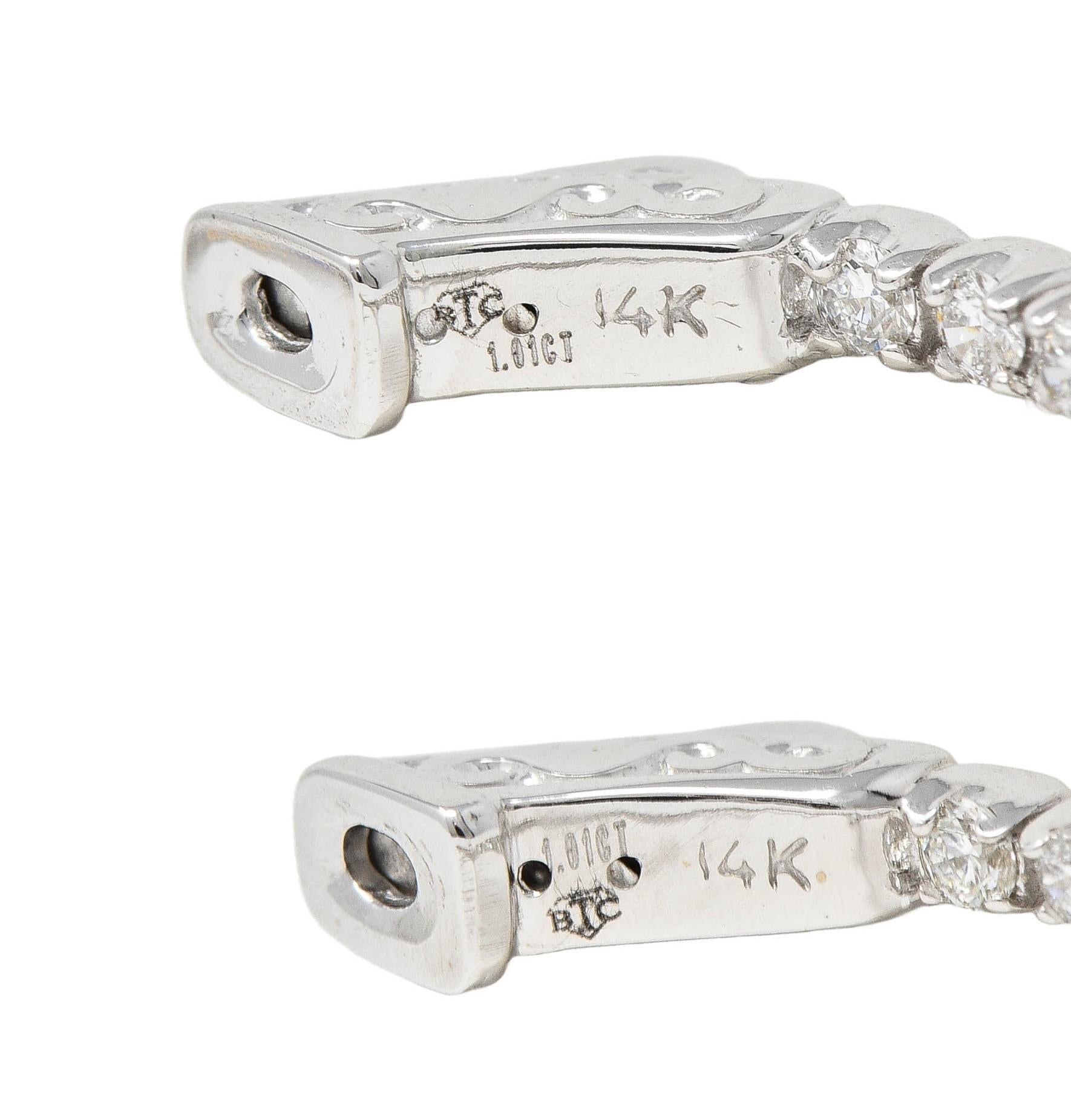 Orecchino a cerchio contemporaneo in oro bianco 14 carati con diamante da 1,01 CTW, interno ed esterno in vendita 1