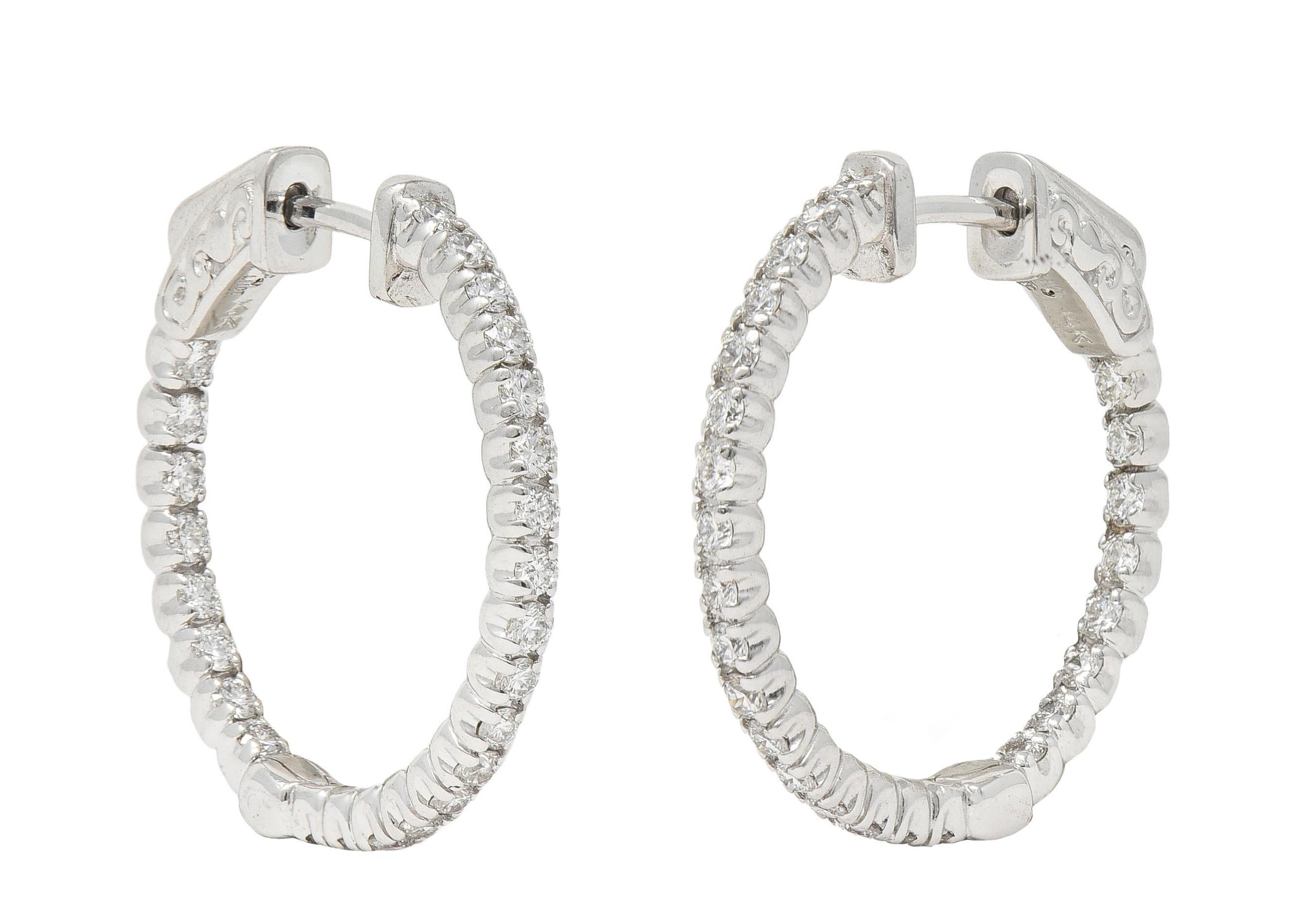Orecchino a cerchio contemporaneo in oro bianco 14 carati con diamante da 1,01 CTW, interno ed esterno in vendita 2