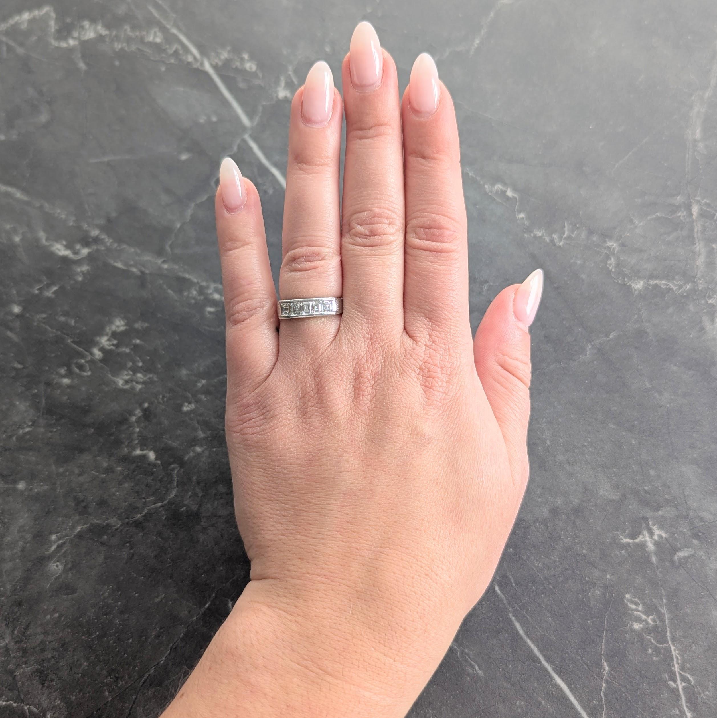 Caratterizzato da cinque diamanti quadrati con taglio a gradino incastonati nella parte anteriore
Peso totale di 1,02 carati - colore da I a J con purezza VS
Fascia con spalle scanalate
Inscritto con il peso in carati
Timbrato per il platino
Circa: