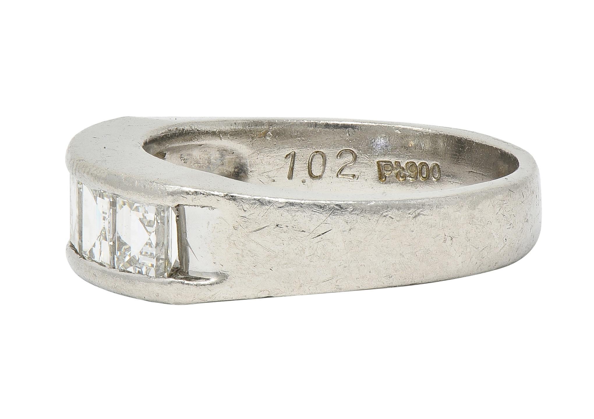 Donna Anello a fascia in platino con diamanti taglio Step da 1,02 CTW in vendita