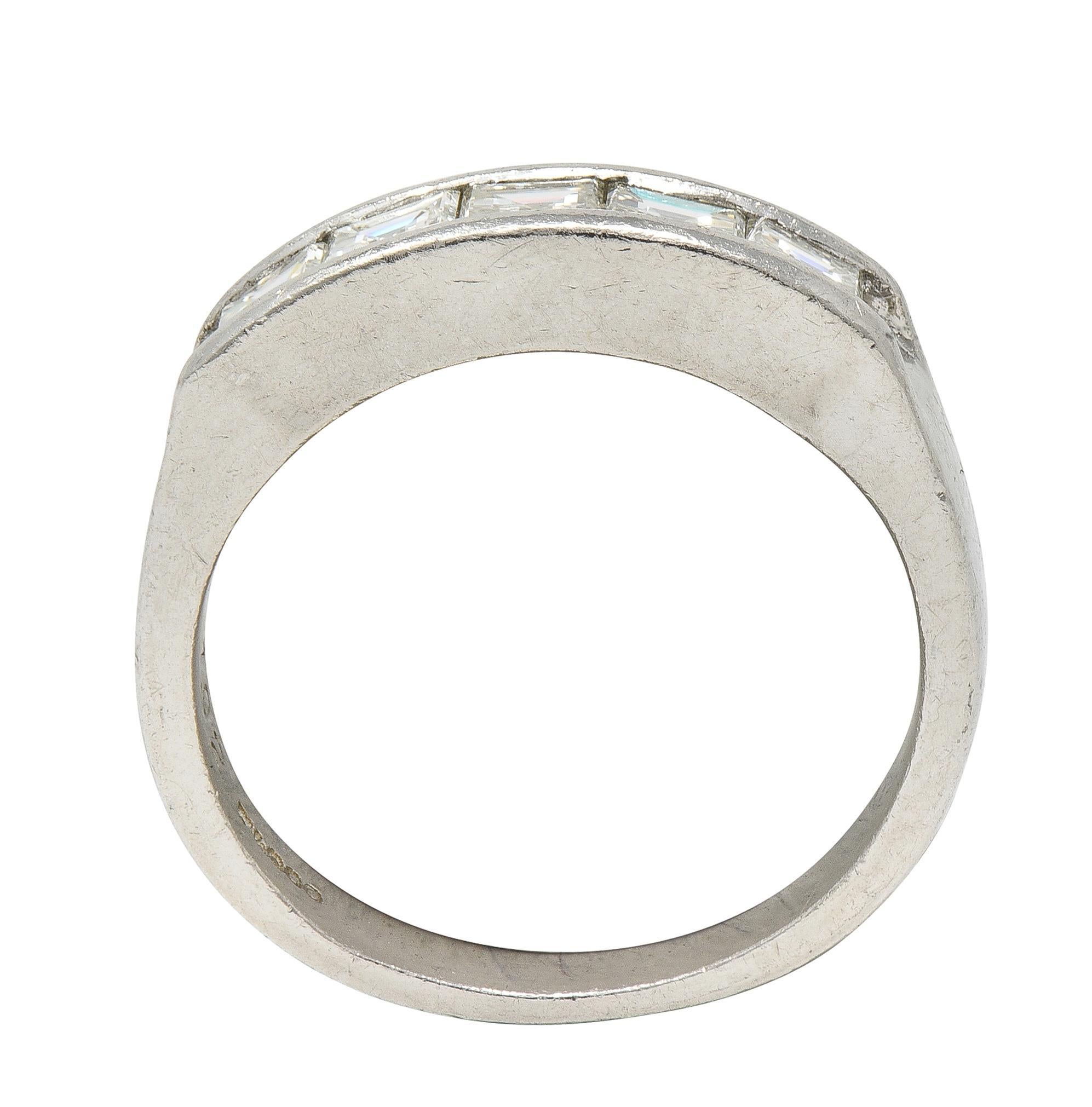 Anello a fascia in platino con diamanti taglio Step da 1,02 CTW in vendita 2