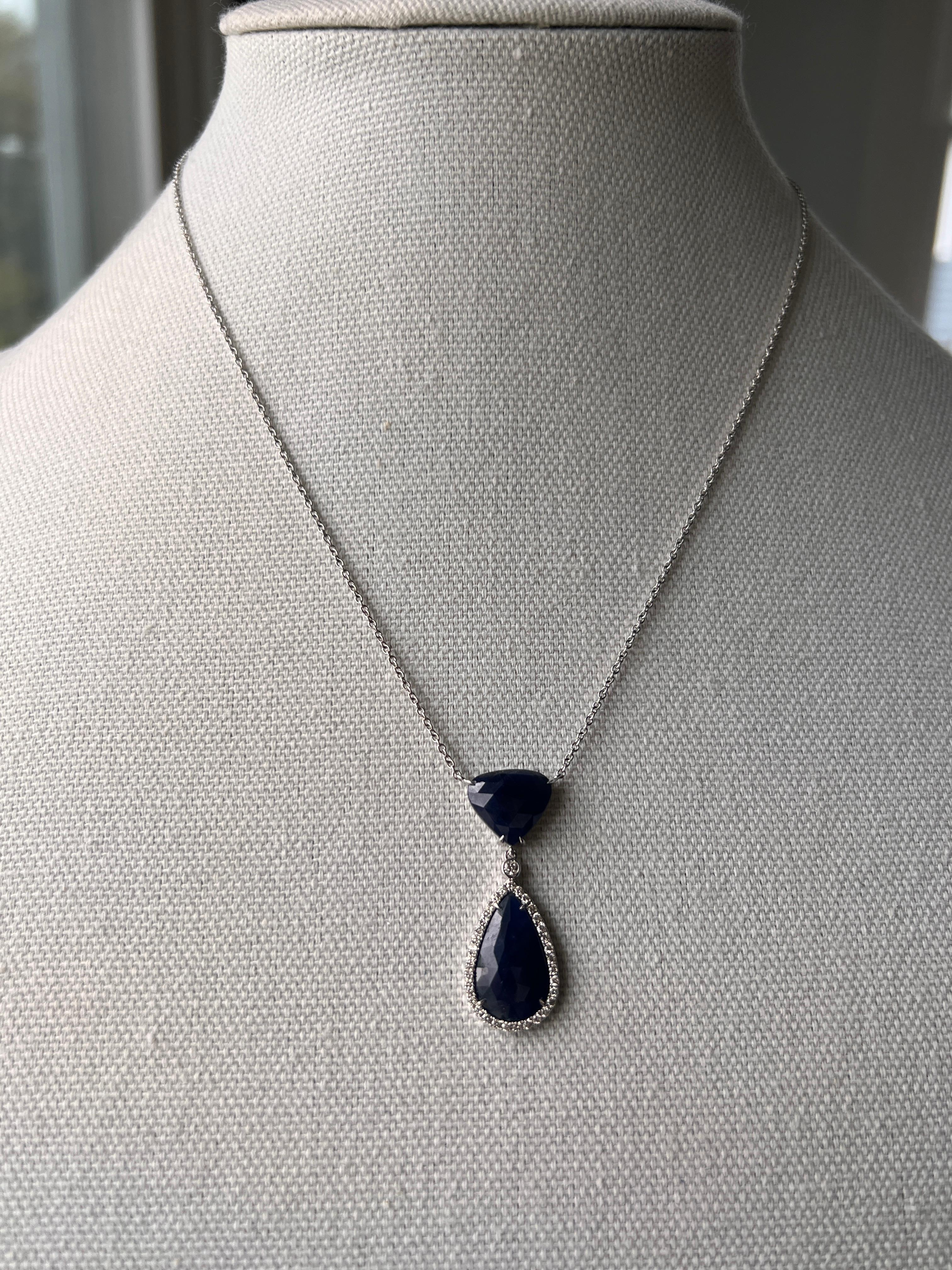 Questa collana contemporanea in oro bianco 14K da 18 pollici mette in mostra due straordinari zaffiri blu con taglio a scacchiera e un peso complessivo di circa 10,33 carati. Gli zaffiri sono completati da trentaquattro diamanti tondi brillanti per