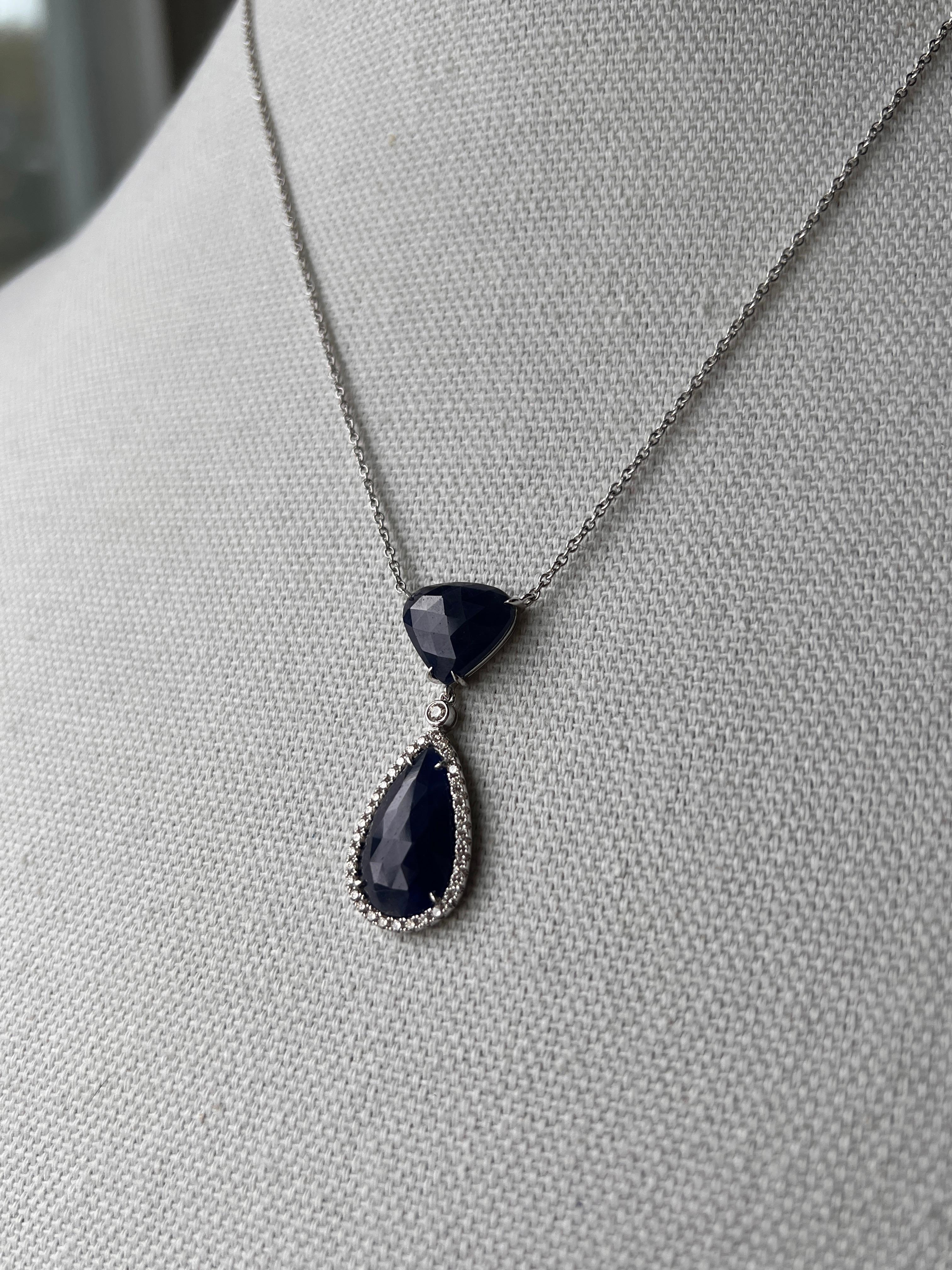 Contemporaneo Collana contemporanea con zaffiro blu scuro e diamanti in oro bianco 14k da 10,33 carati in vendita