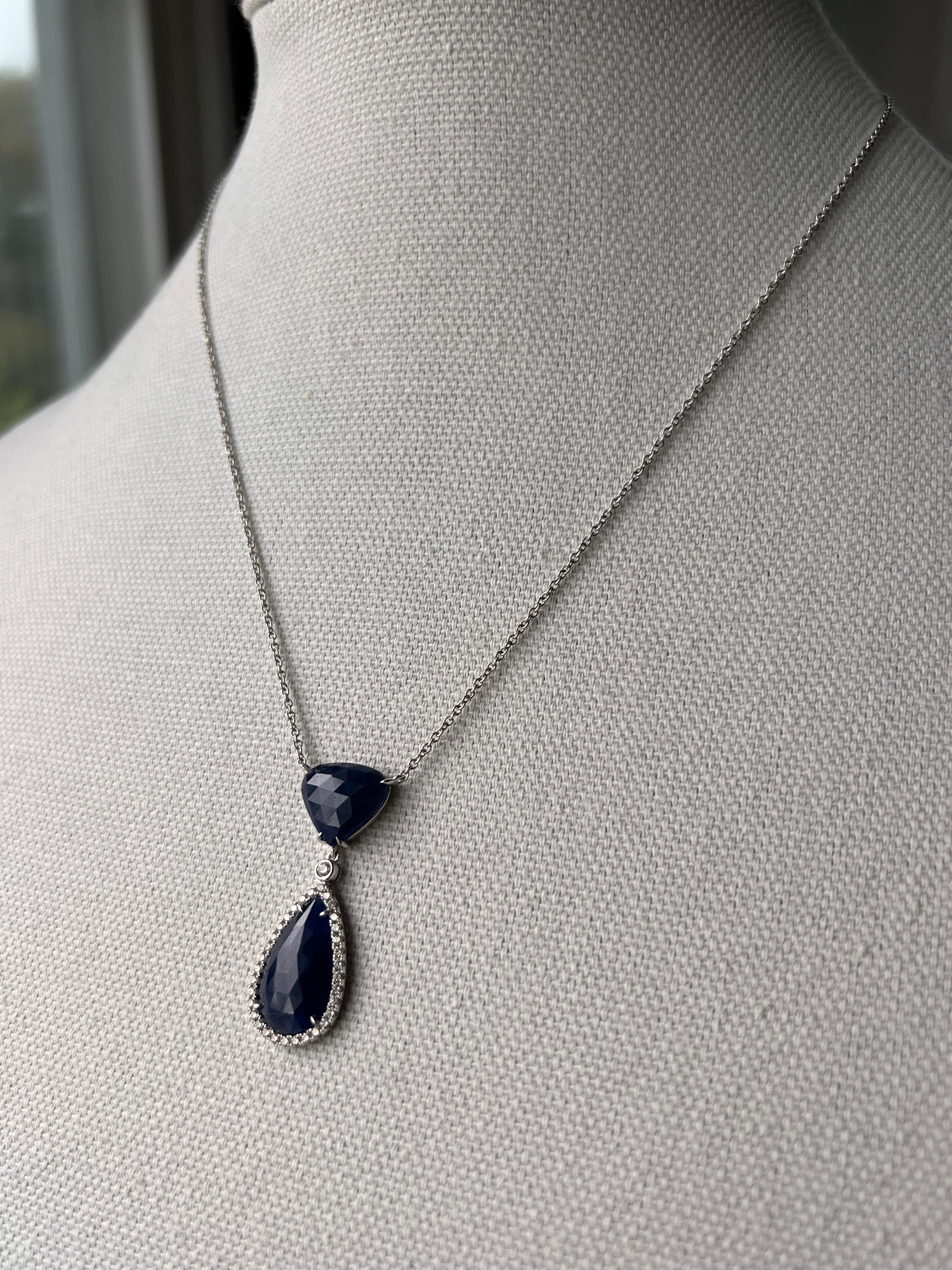 Burattato Collana contemporanea con zaffiro blu scuro e diamanti in oro bianco 14k da 10,33 carati in vendita