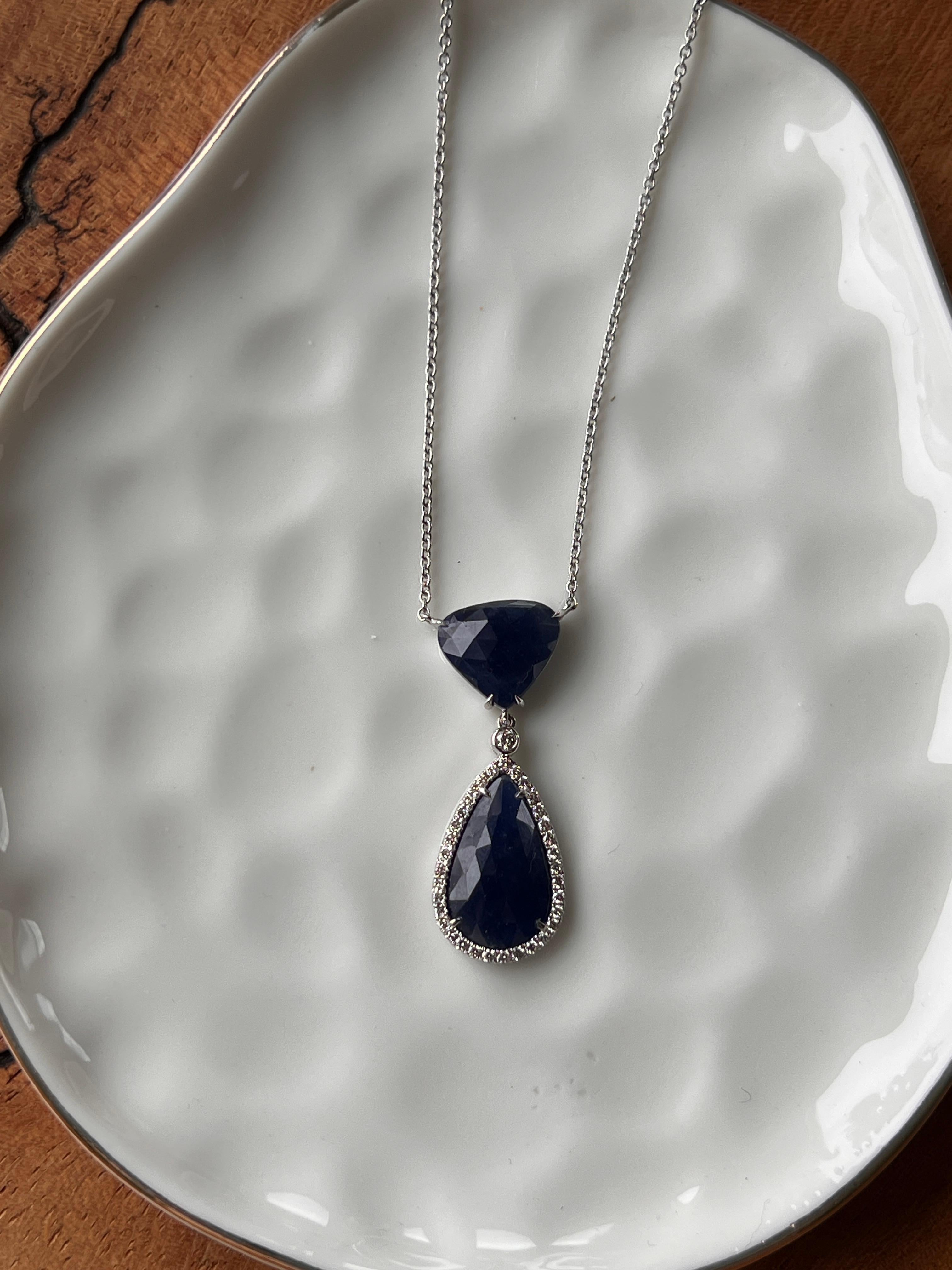 Collana contemporanea con zaffiro blu scuro e diamanti in oro bianco 14k da 10,33 carati In condizioni buone in vendita a Towson, MD