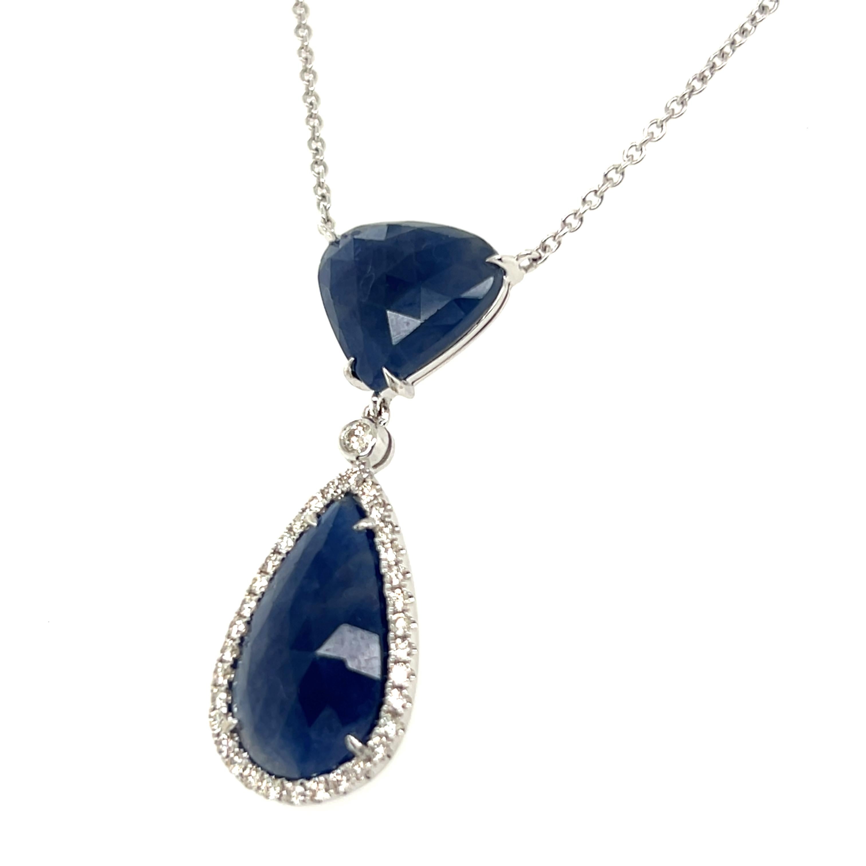 Collana contemporanea con zaffiro blu scuro e diamanti in oro bianco 14k da 10,33 carati in vendita 1