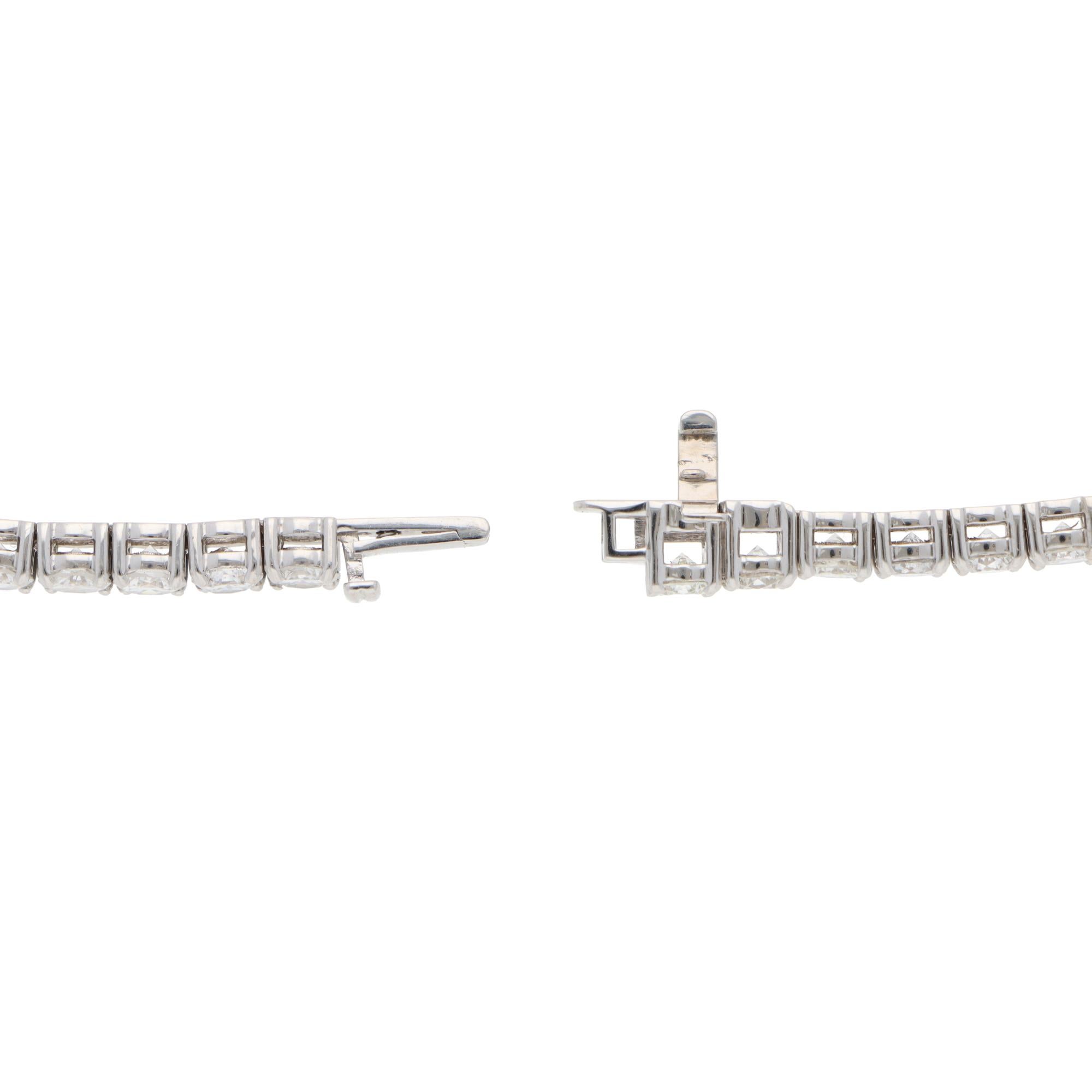 Contemporary 10.43ct Diamond Line Tennis Bracelet in White Gold In New Condition In London, GB