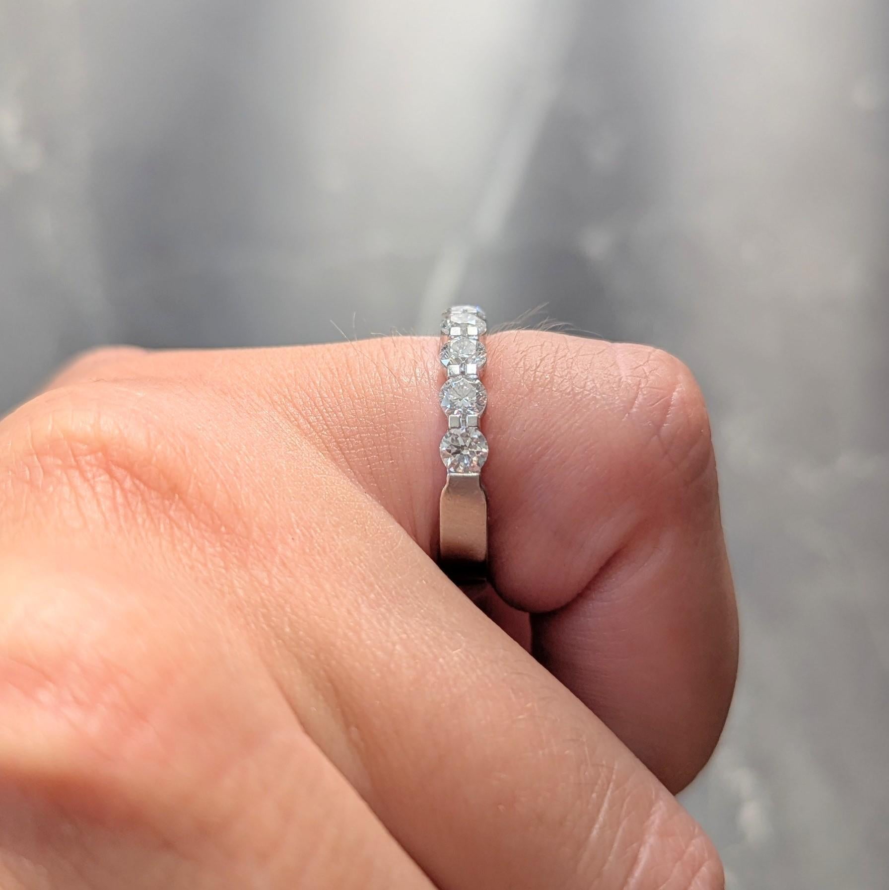 Zeitgenössischer 1,05 CTW runder Brillantschliff Diamant Platin Ehering im Angebot 6