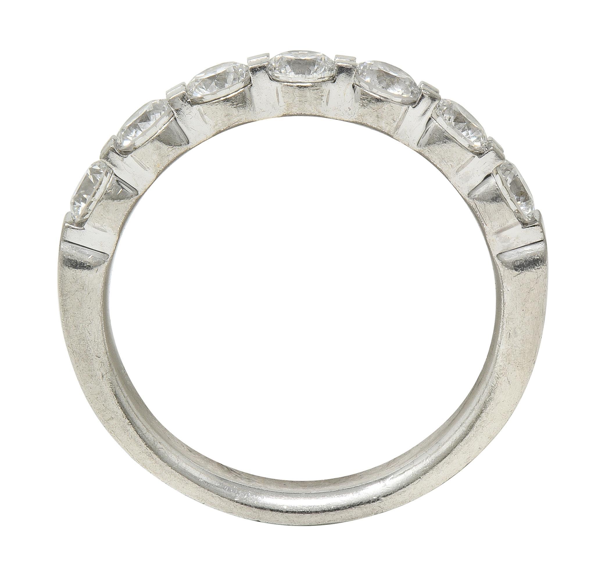 Zeitgenössischer 1,05 CTW runder Brillantschliff Diamant Platin Ehering im Angebot 4