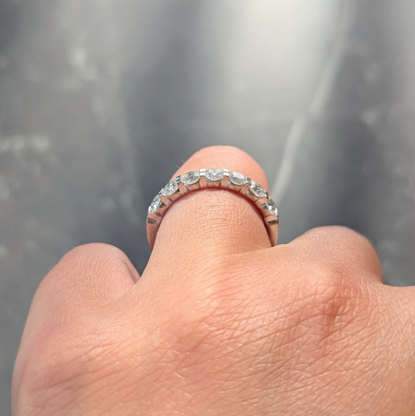 Zeitgenössischer 1,05 CTW runder Brillantschliff Diamant Platin Ehering im Angebot 5